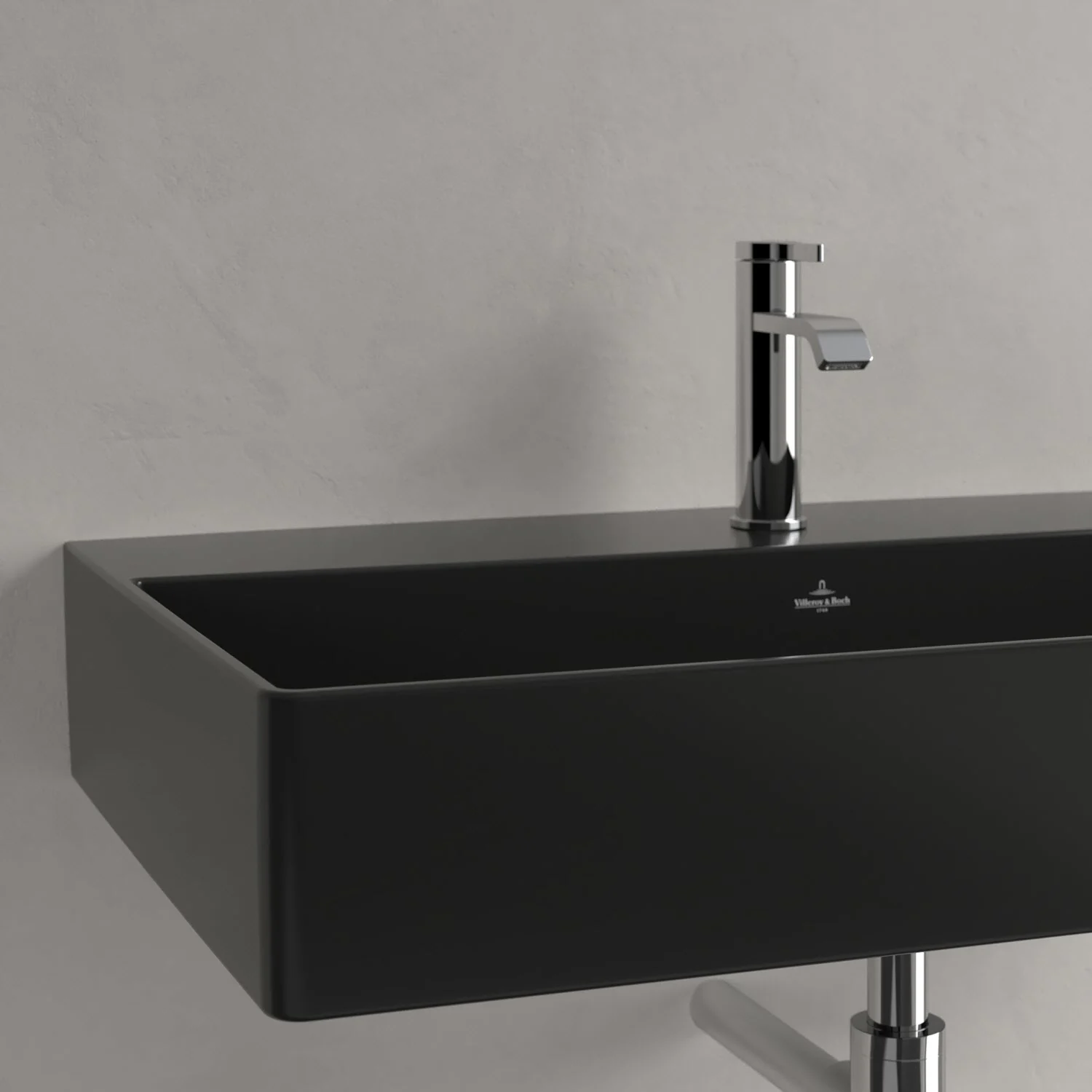 Czarna umywalka z baterią stojącą zbliżenie, Villeroy & Boch