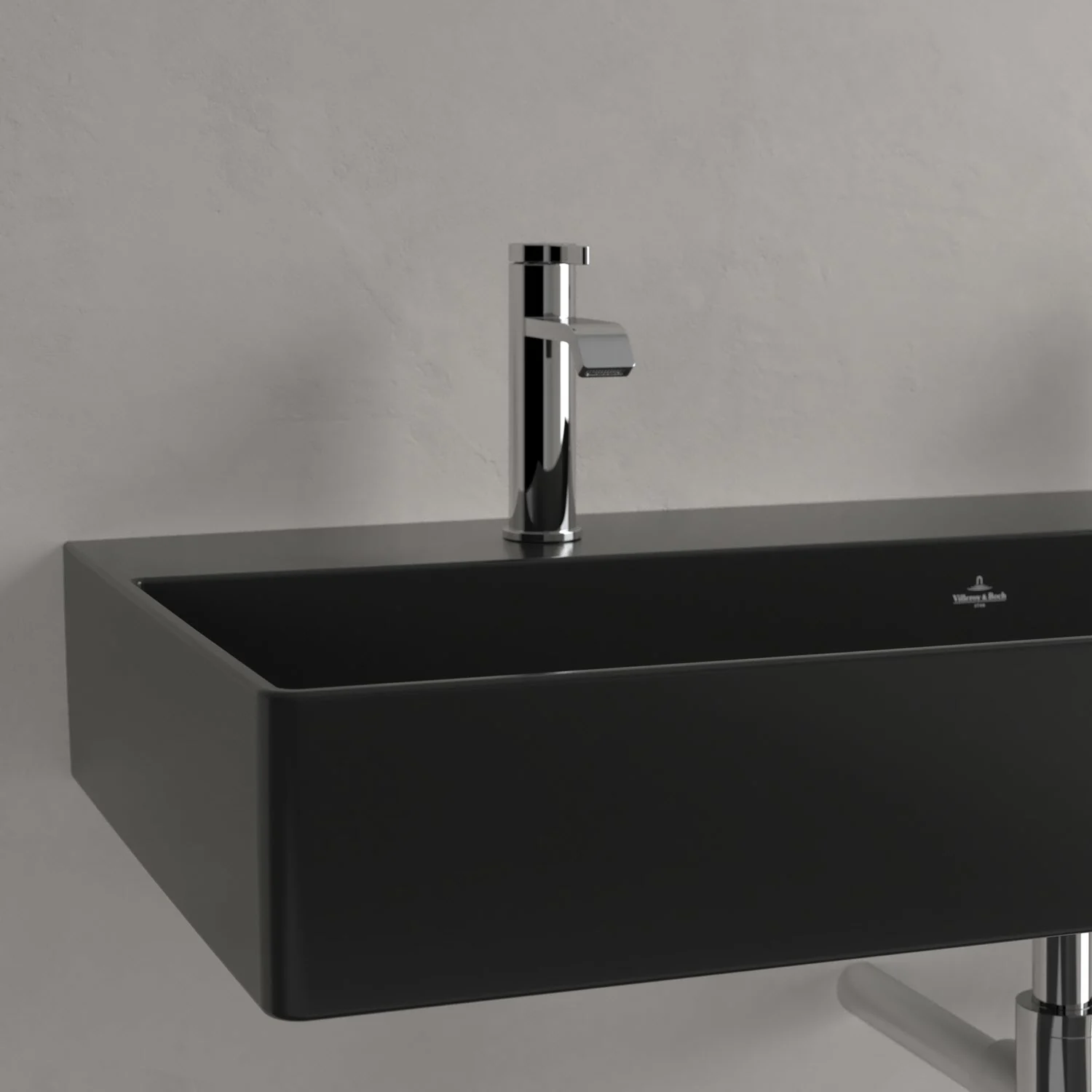 Czarna umywalka z baterią w zbliżeniu, Villeroy & Boch