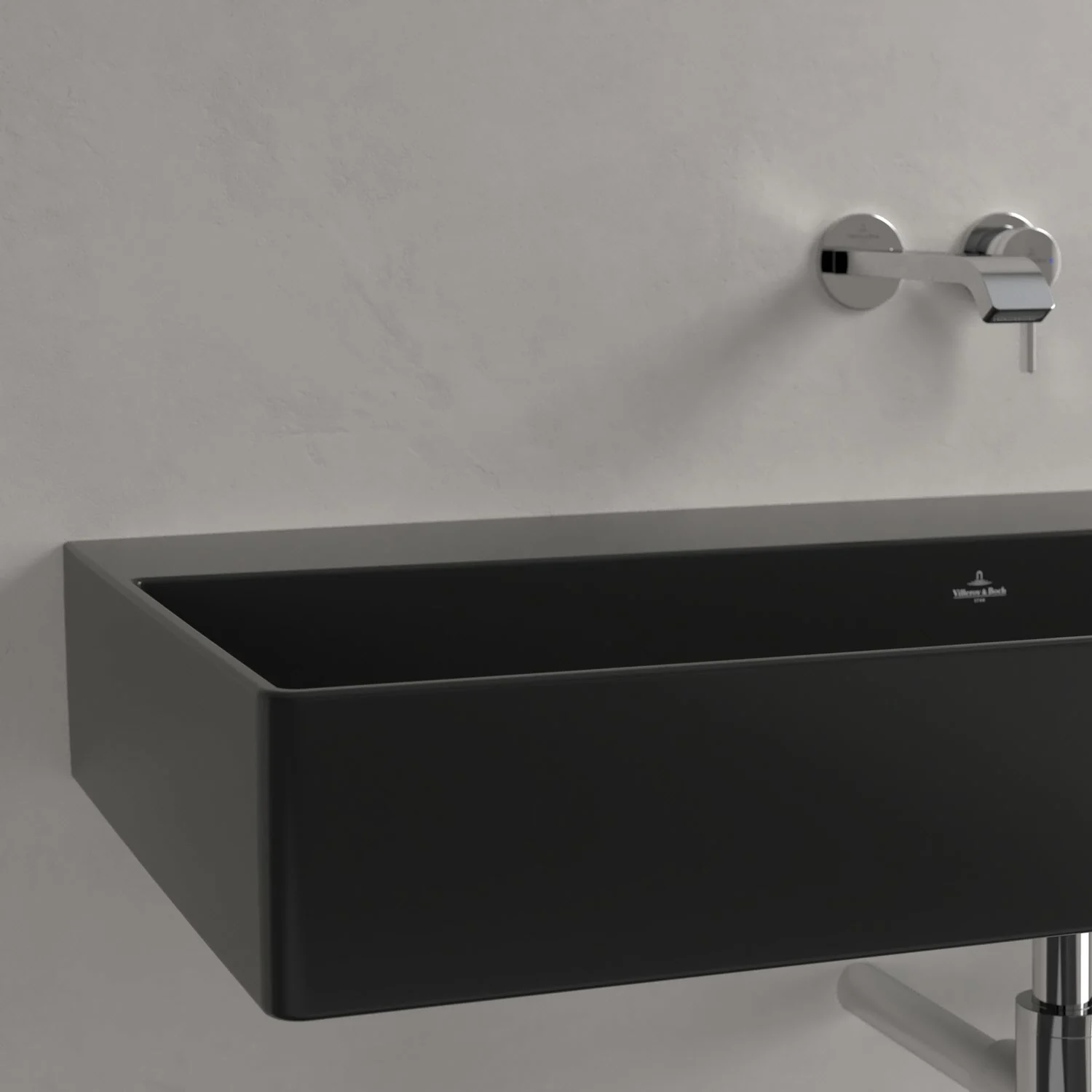 Czarna umywalka z baterią ścienną w zbliżeniu, Villeroy & Boch