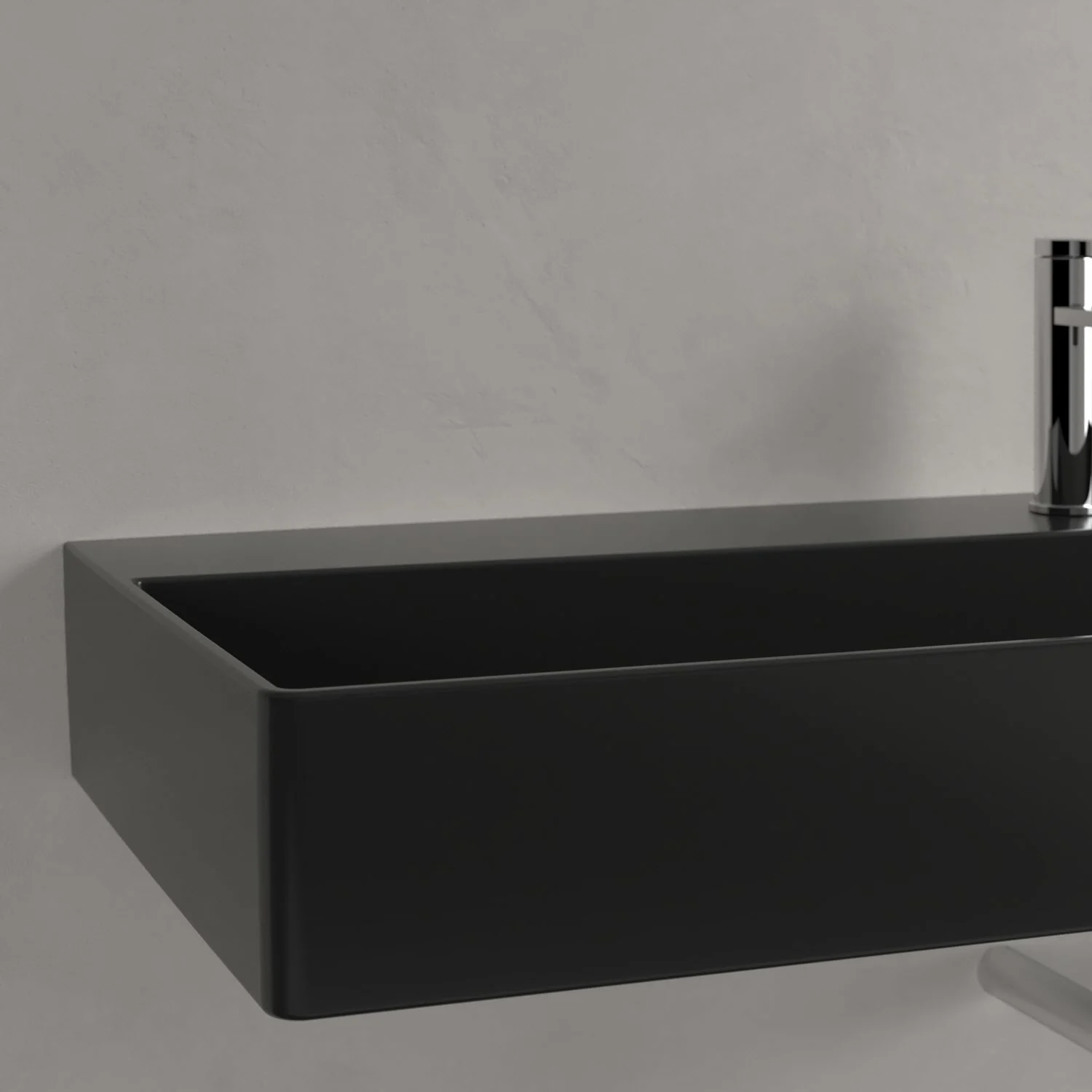 Czarna umywalka z baterią w zbliżeniu, Villeroy & Boch