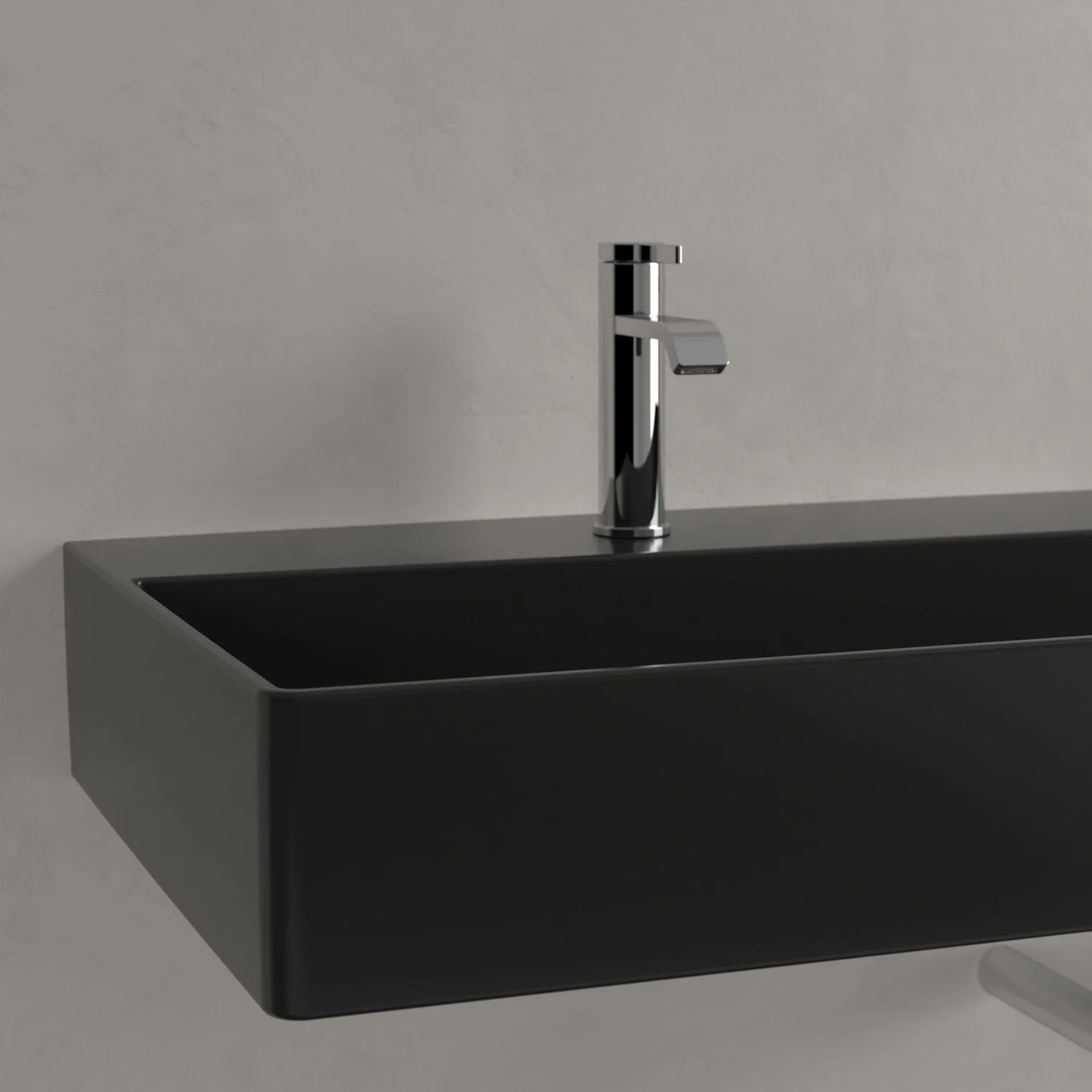 Czarna umywalka z baterią w zbliżeniu, Villeroy & Boch