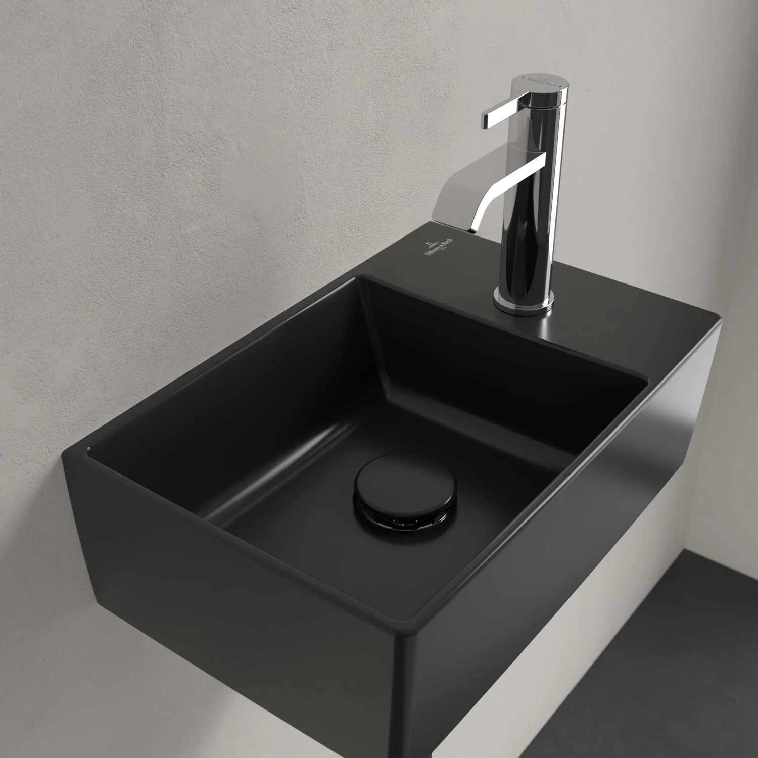 Czarna umywalka z baterią w zbliżeniu, Villeroy & Boch