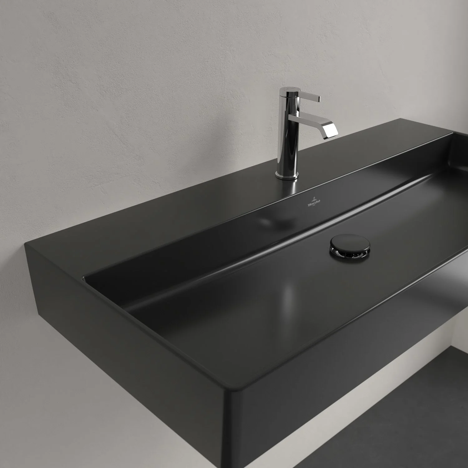 Czarna umywalka z jednouchwytową baterią z bliska, Villeroy & Boch