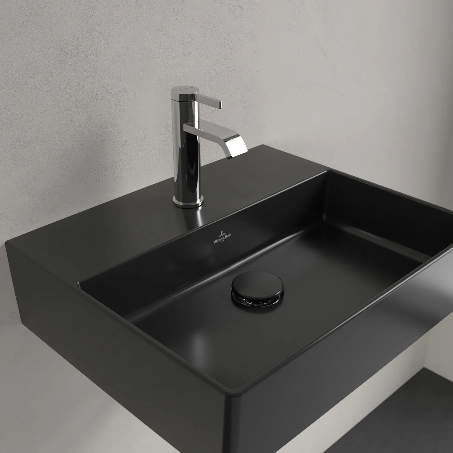 Czarna umywalka z jednouchwytową baterią z bliska, Villeroy & Boch