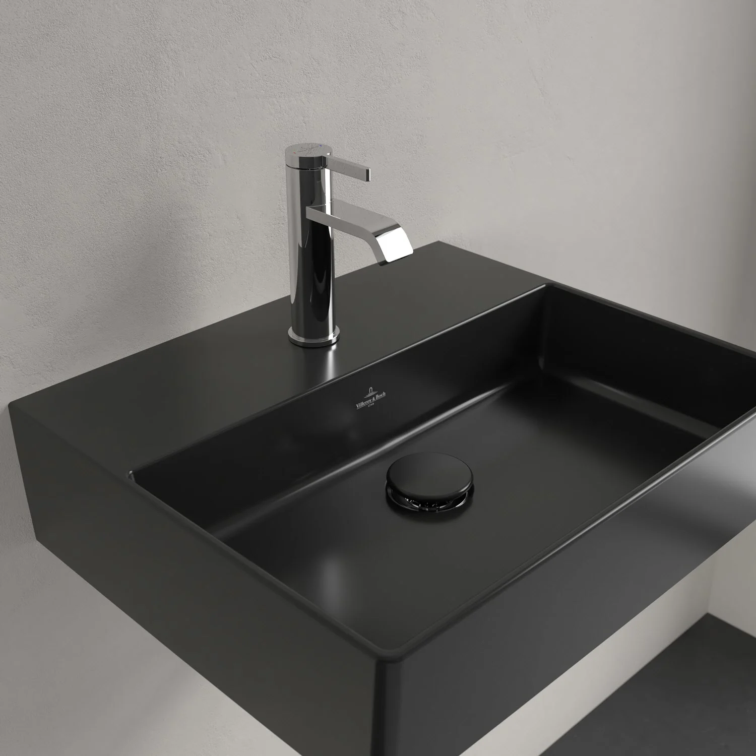 Czarna umywalka z baterią w zbliżeniu, Villeroy & Boch