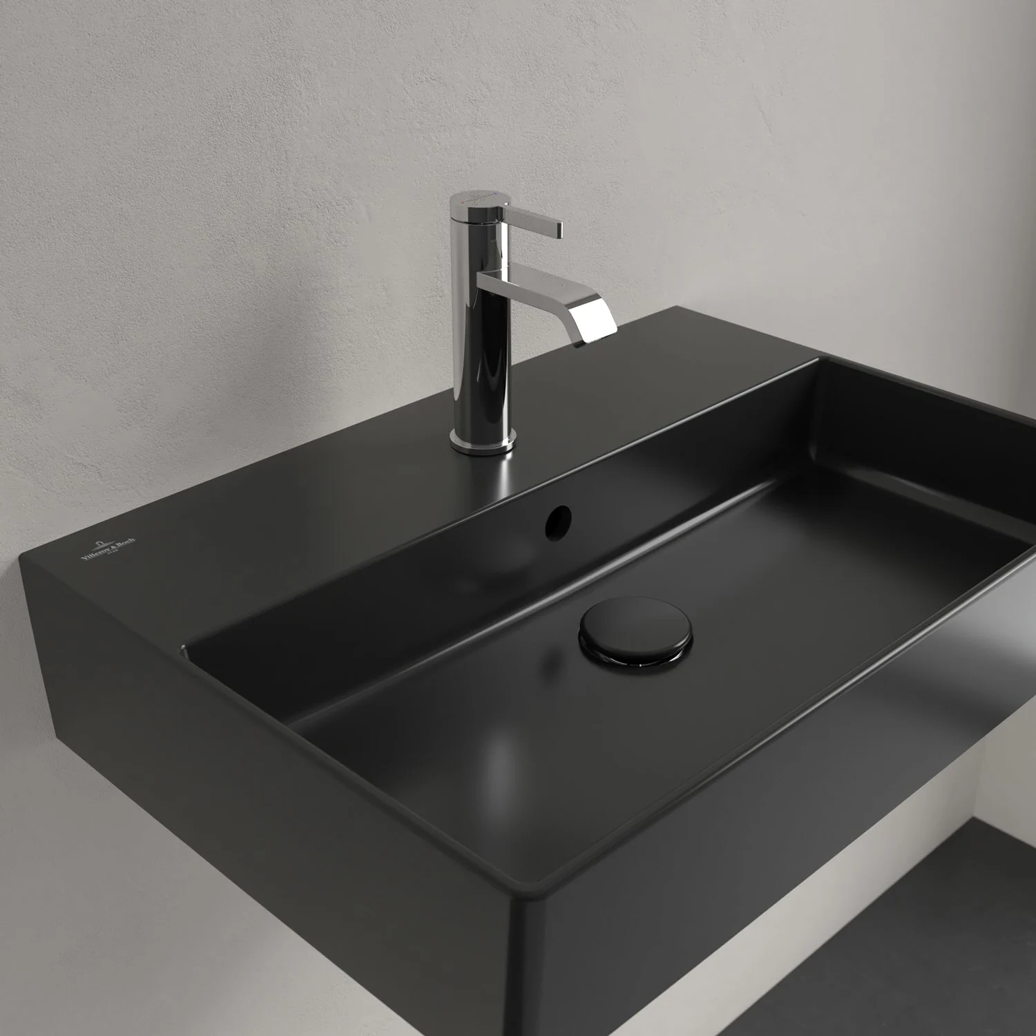 Czarna umywalka z baterią w zbliżeniu, Villeroy & Boch