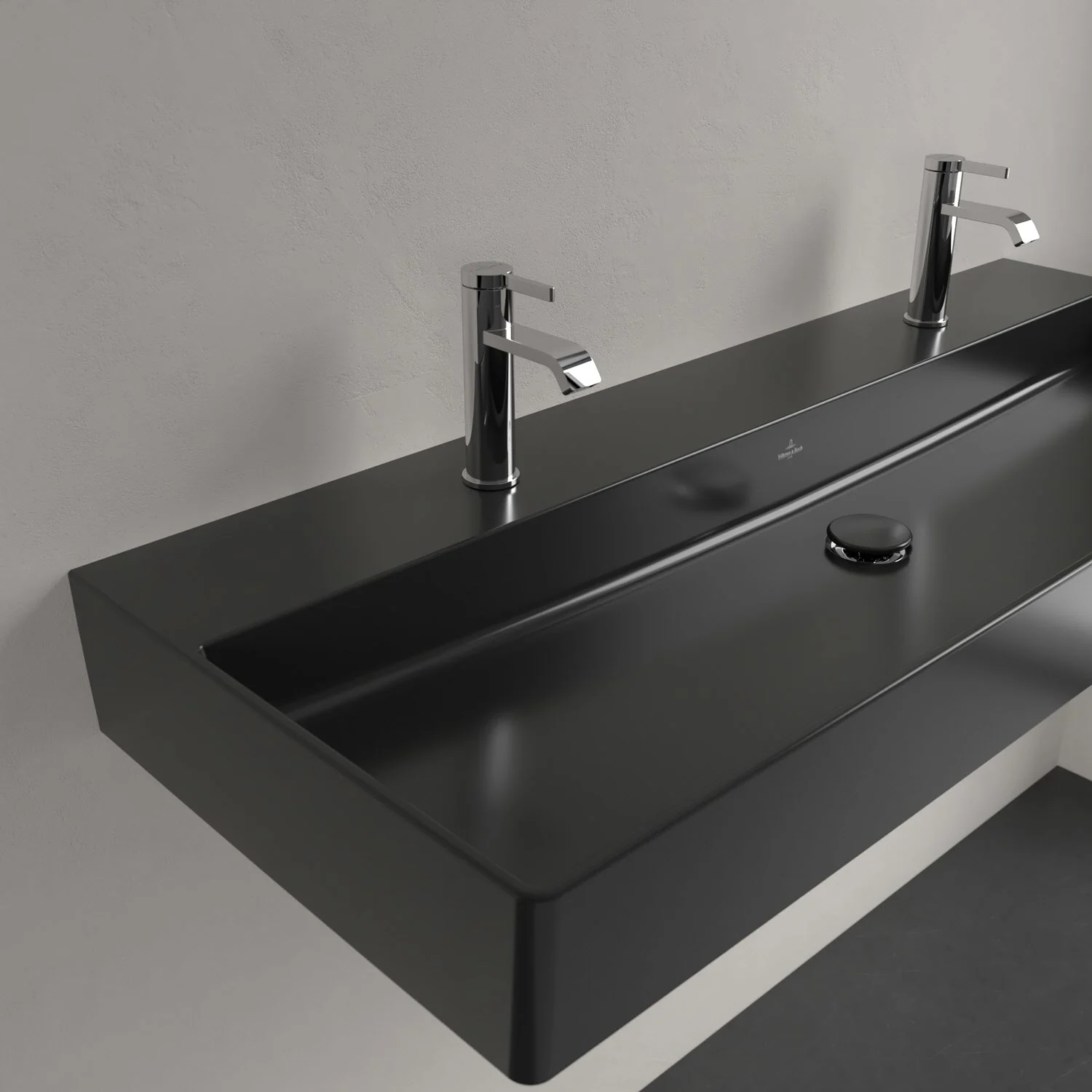 Czarna umywalka z dwoma kranami z bliska, Villeroy & Boch
