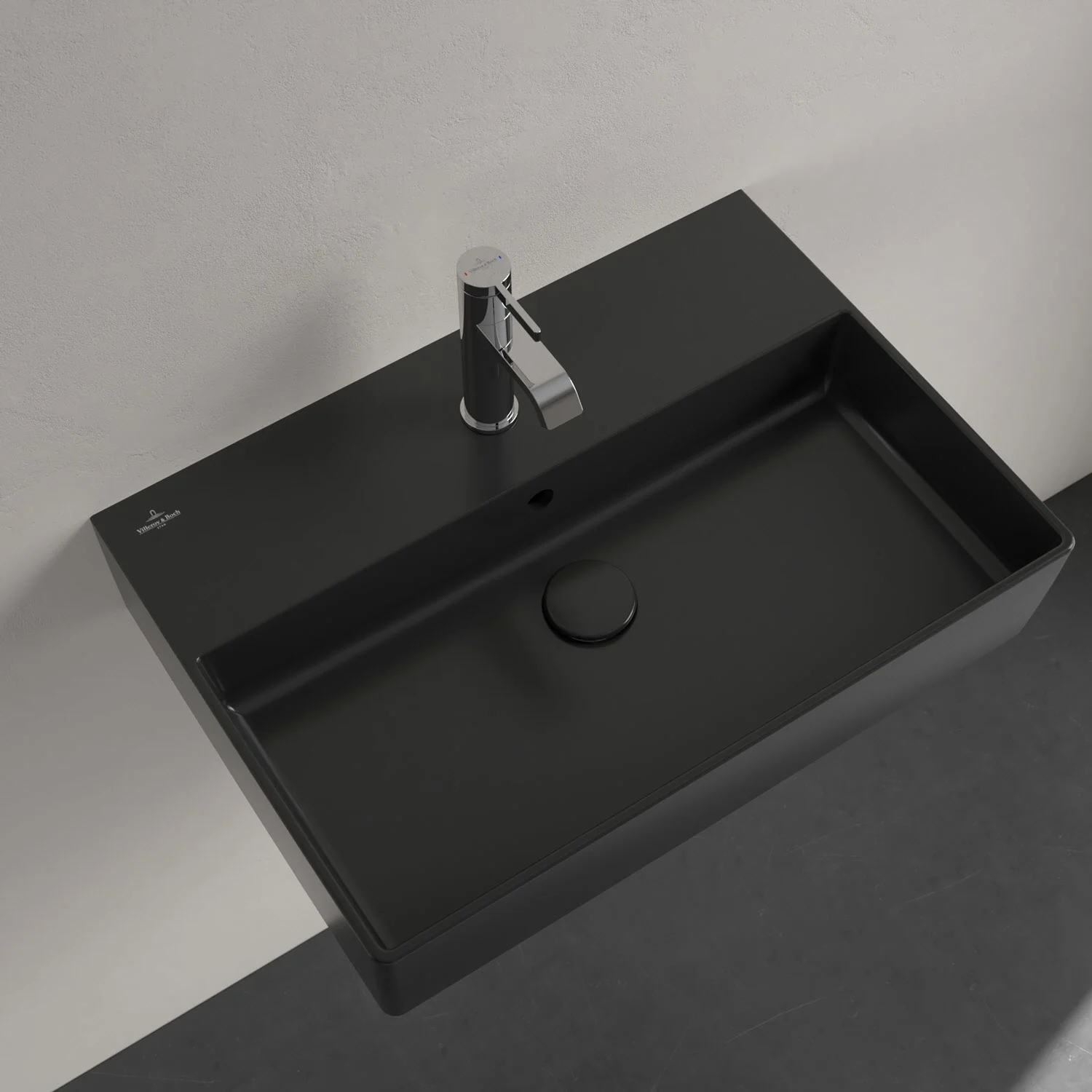 Czarna umywalka z baterią w zbliżeniu, Villeroy & Boch