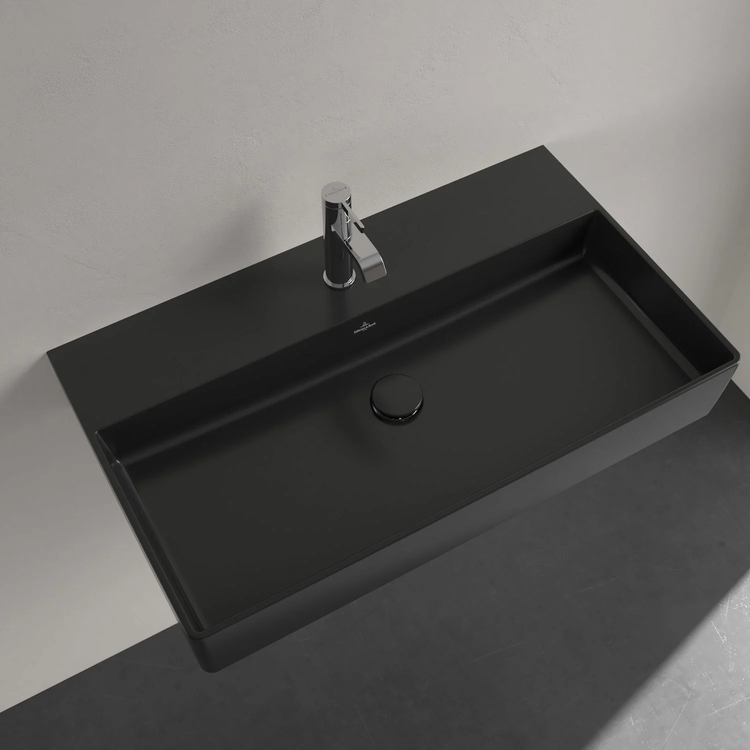 Czarna umywalka z baterią w zbliżeniu, Villeroy & Boch
