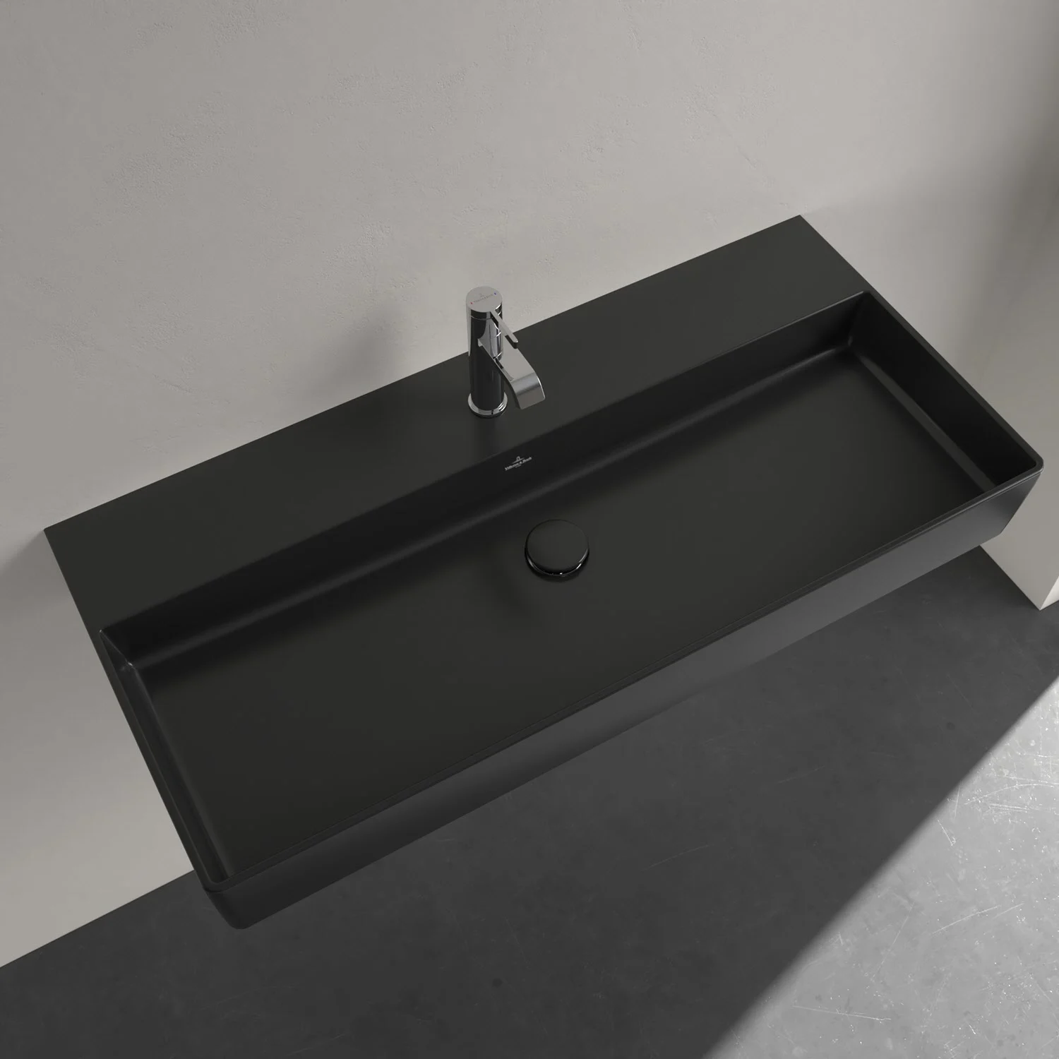 Czarna umywalka z jednouchwytową baterią z bliska, Villeroy & Boch