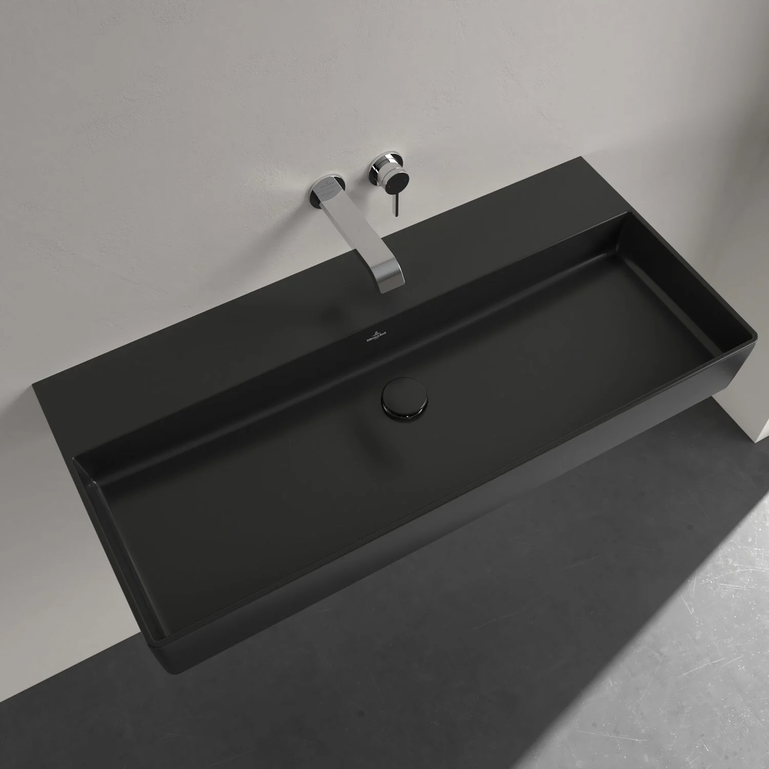 Czarna umywalka z baterią ścienną z bliska, Villeroy & Boch