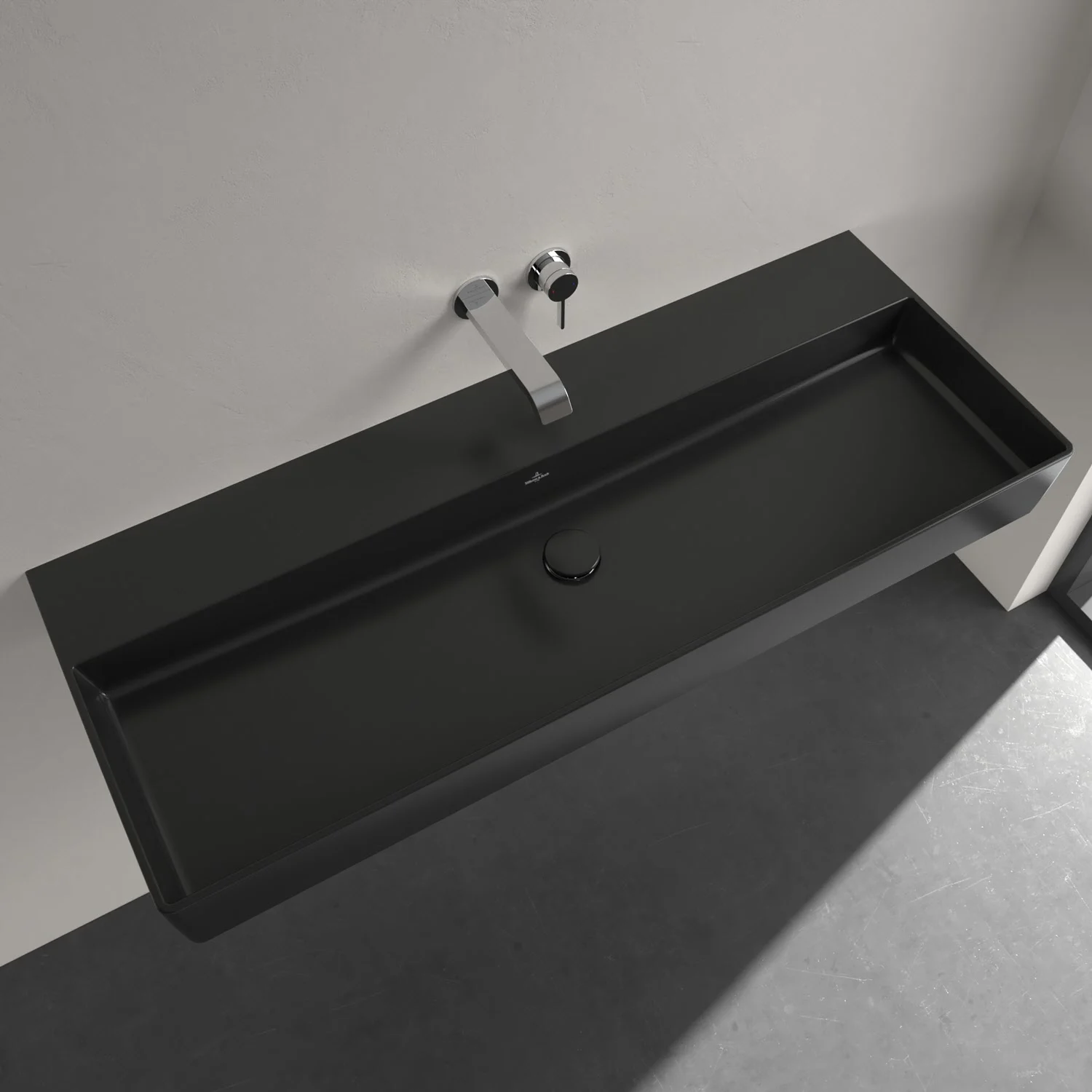 Czarna umywalka z baterią ścienną z bliska, Villeroy & Boch