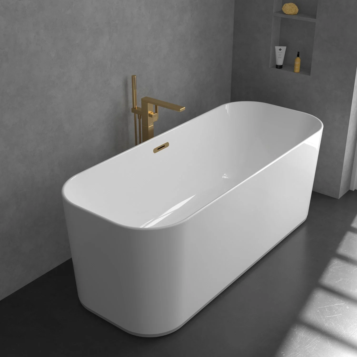 Biała wanna ze złotą baterią w łazience, Villeroy & Boch