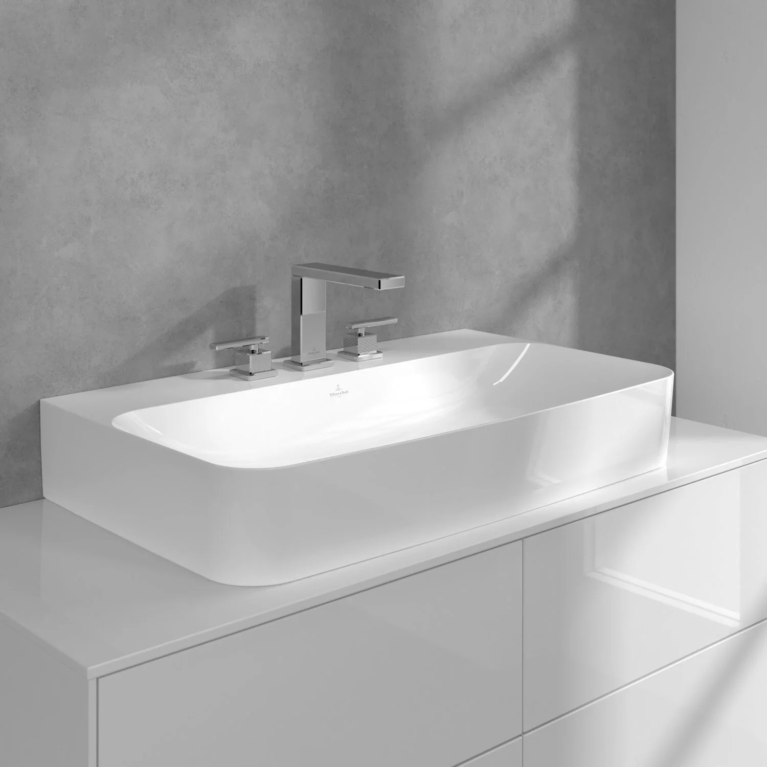 Zbliżenie na umywalkę z baterią, Villeroy & Boch