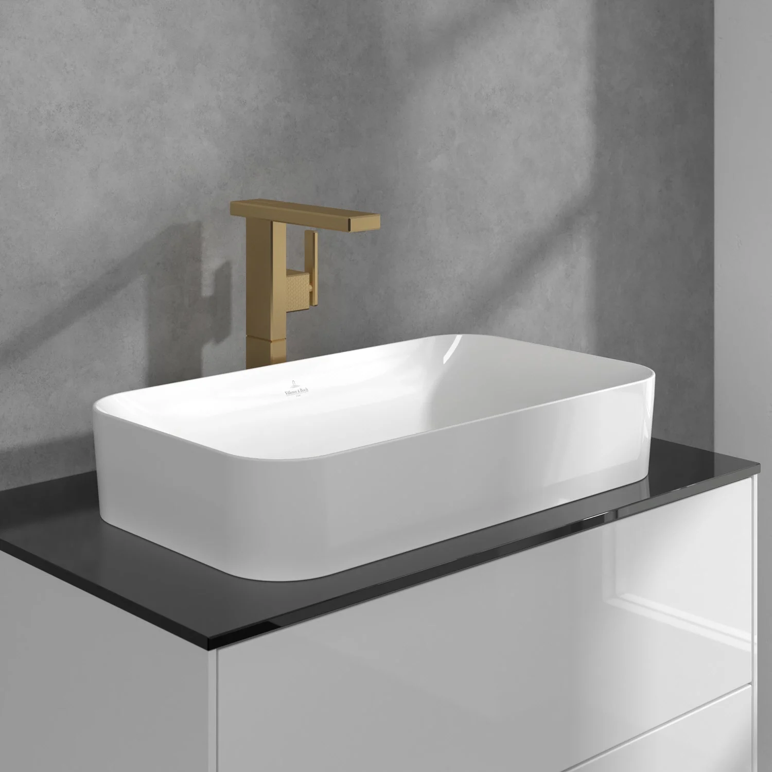 Umywalka ze złotą baterią w zbliżeniu, Villeroy & Boch