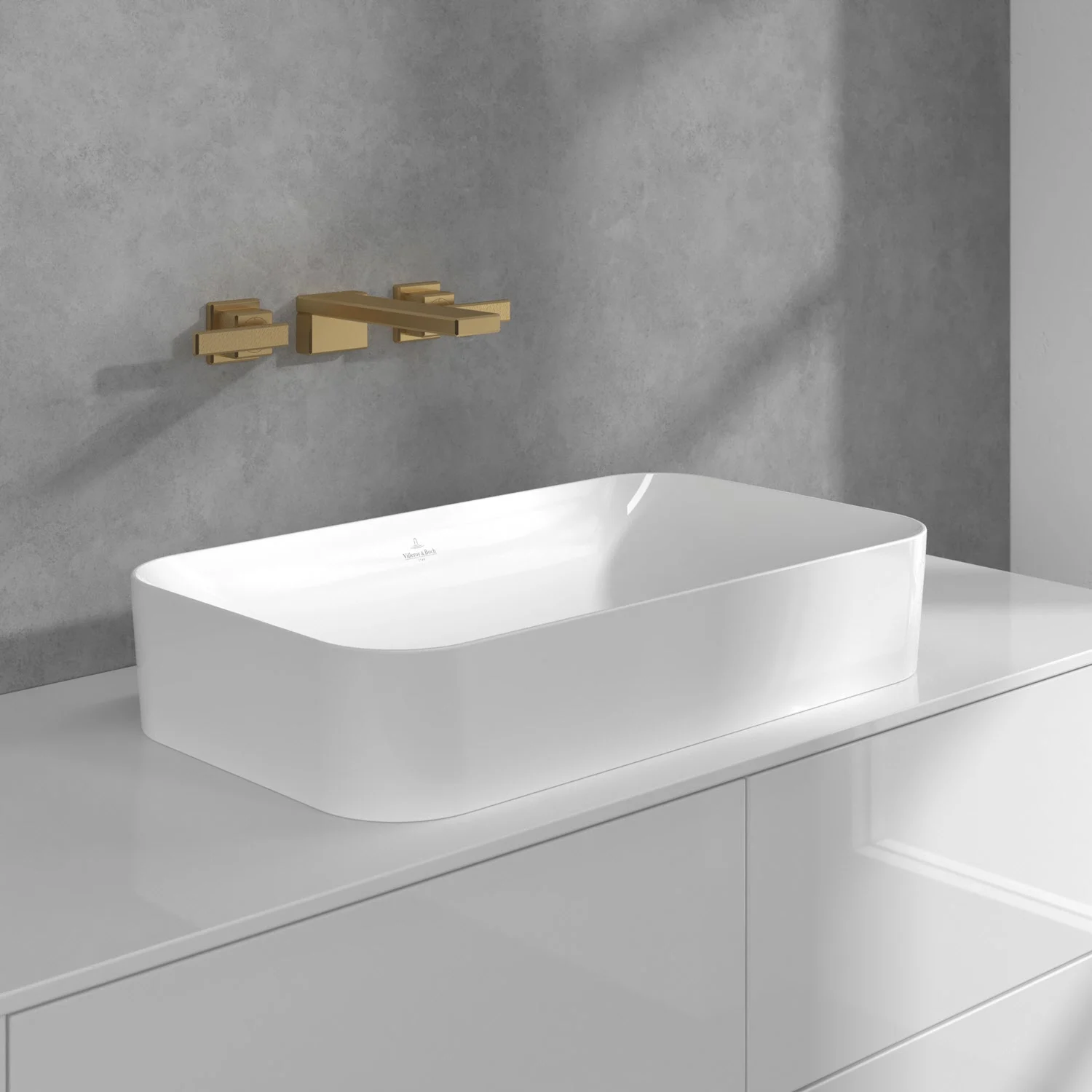 Biała umywalka ze złotą baterią, Villeroy & Boch