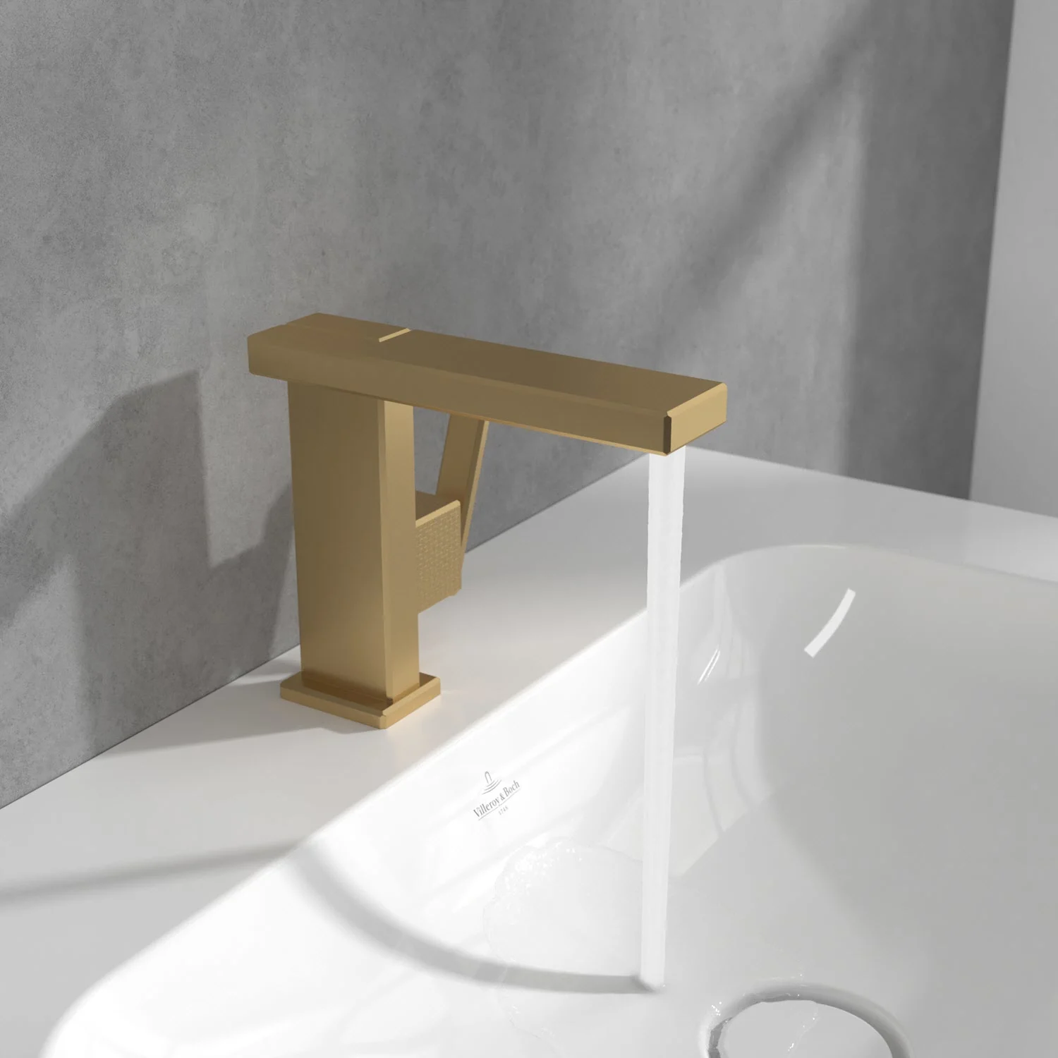 Złoty kran z bieżącą wodą w łazience, Villeroy & Boch