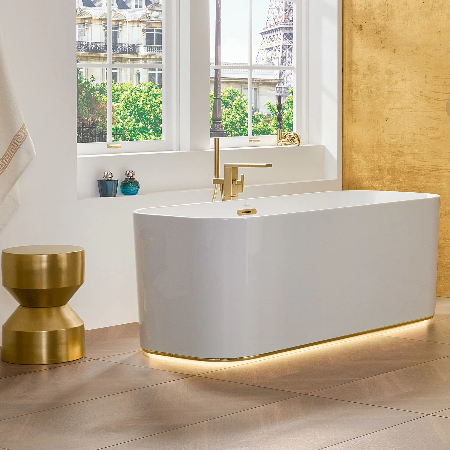 Łazienka z wolnostojącą wanną i złotymi detalami, Villeroy & Boch