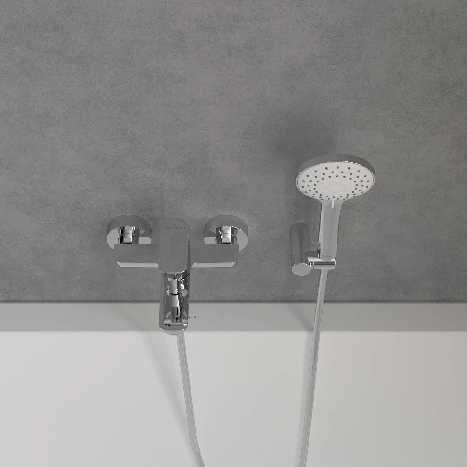 Chromowana armatura prysznicowa z rączką prysznicową na tle szarej ściany, Villeroy & Boch