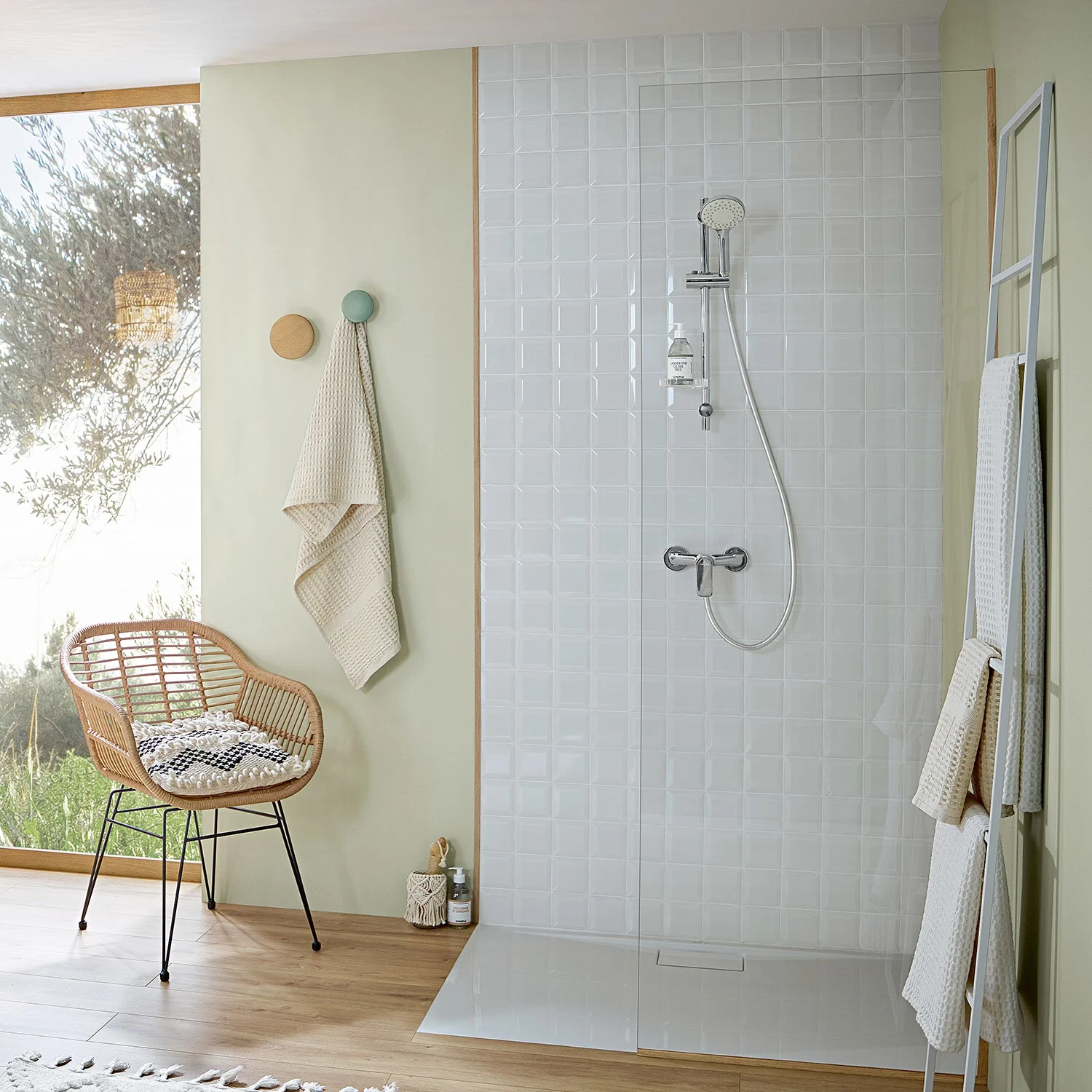 Prysznic w nowoczesnej łazience z krzesłem, Villeroy & Boch