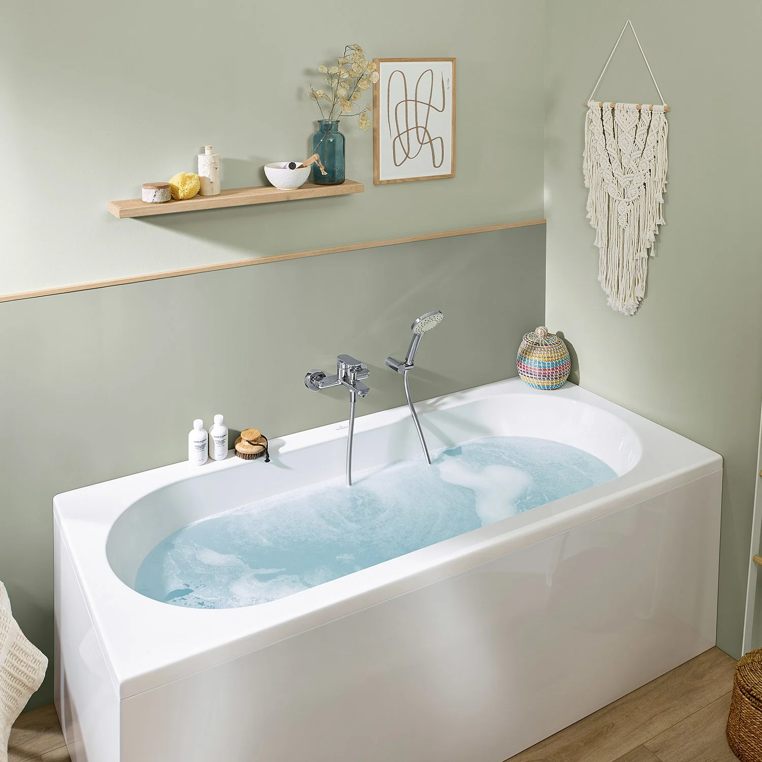 Łazienka z napełnioną wanną i dekoracjami, Villeroy & Boch