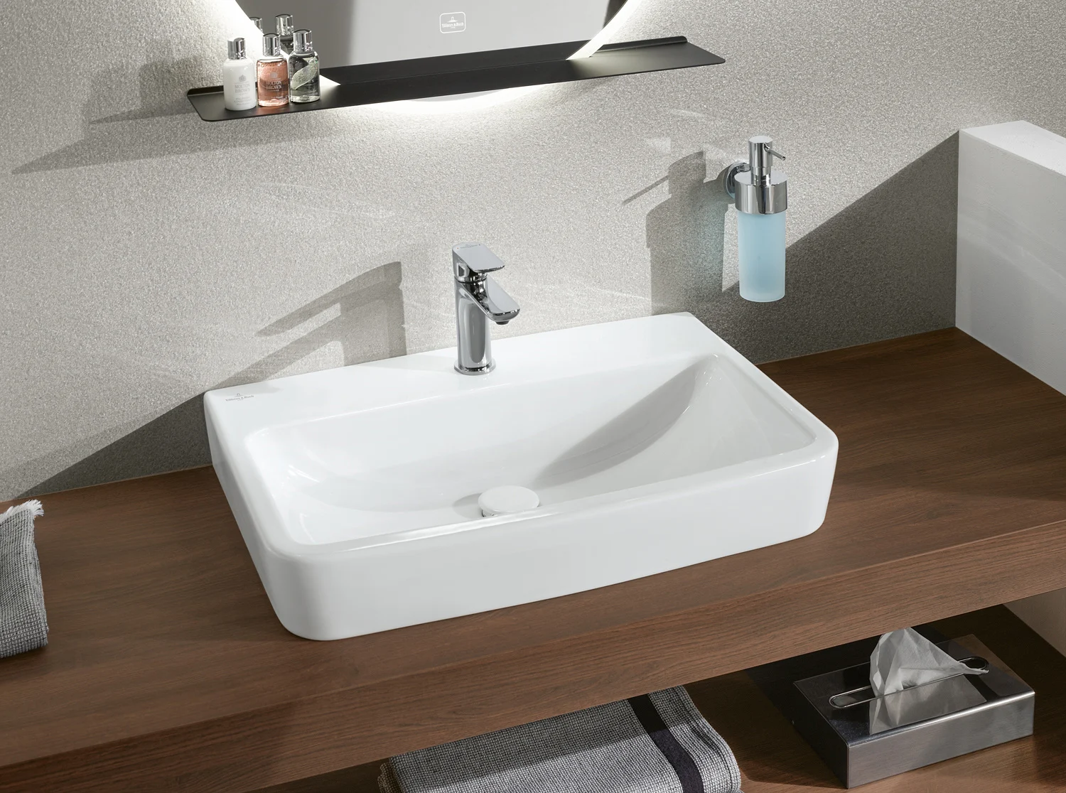 Biała umywalka z baterią na drewnianej powierzchni, Villeroy & Boch