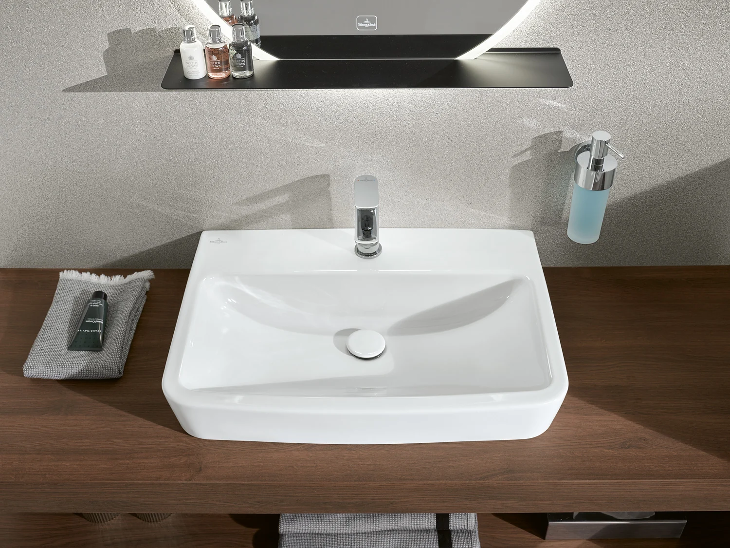 Biała umywalka z baterią na drewnianej powierzchni, Villeroy & Boch