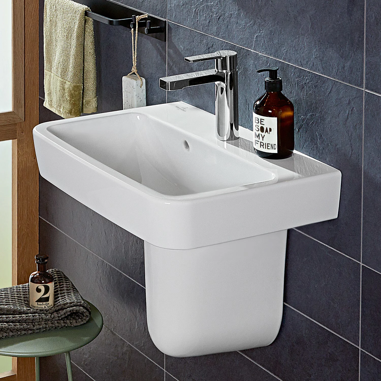 Biała umywalka z baterią i dozownikiem mydła, Villeroy & Boch