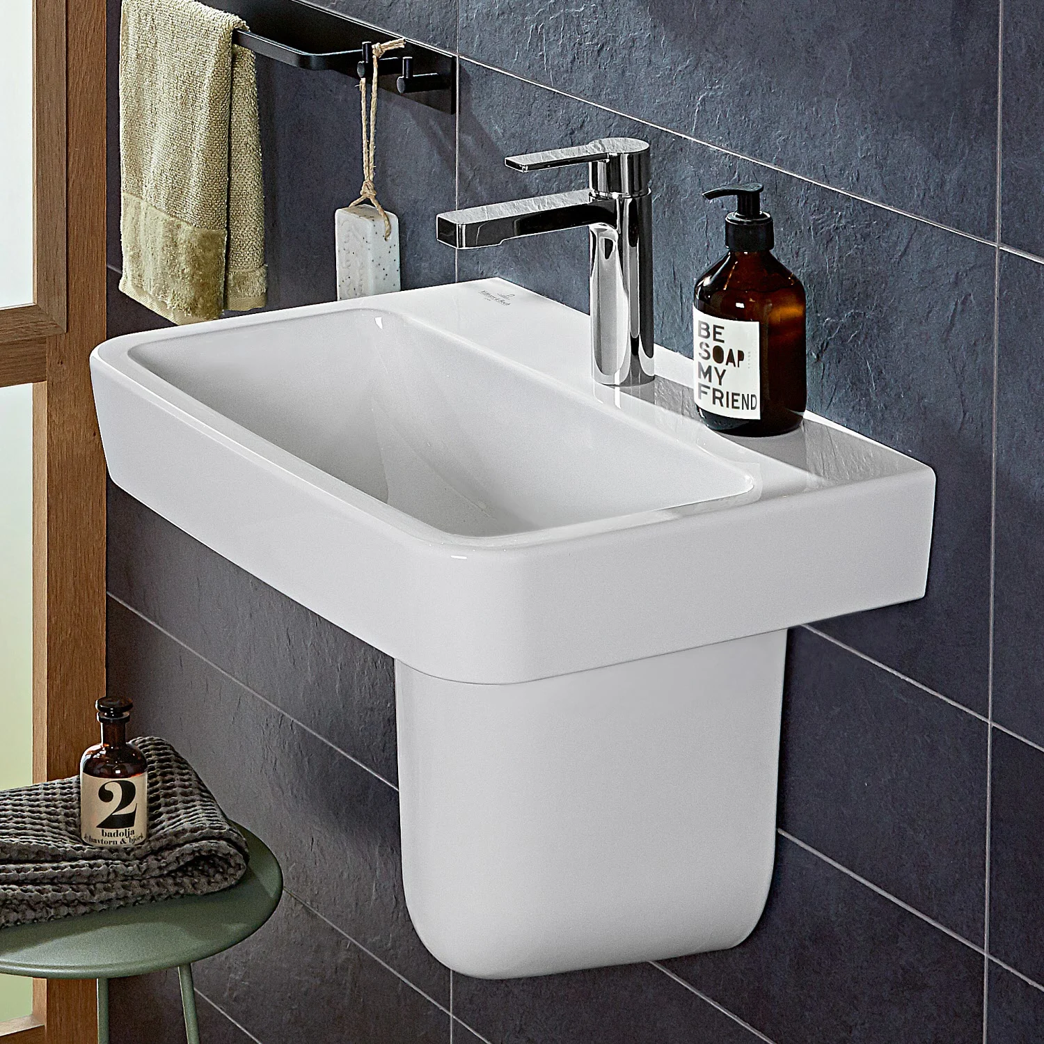 Biała umywalka z baterią i dozownikiem mydła, Villeroy & Boch