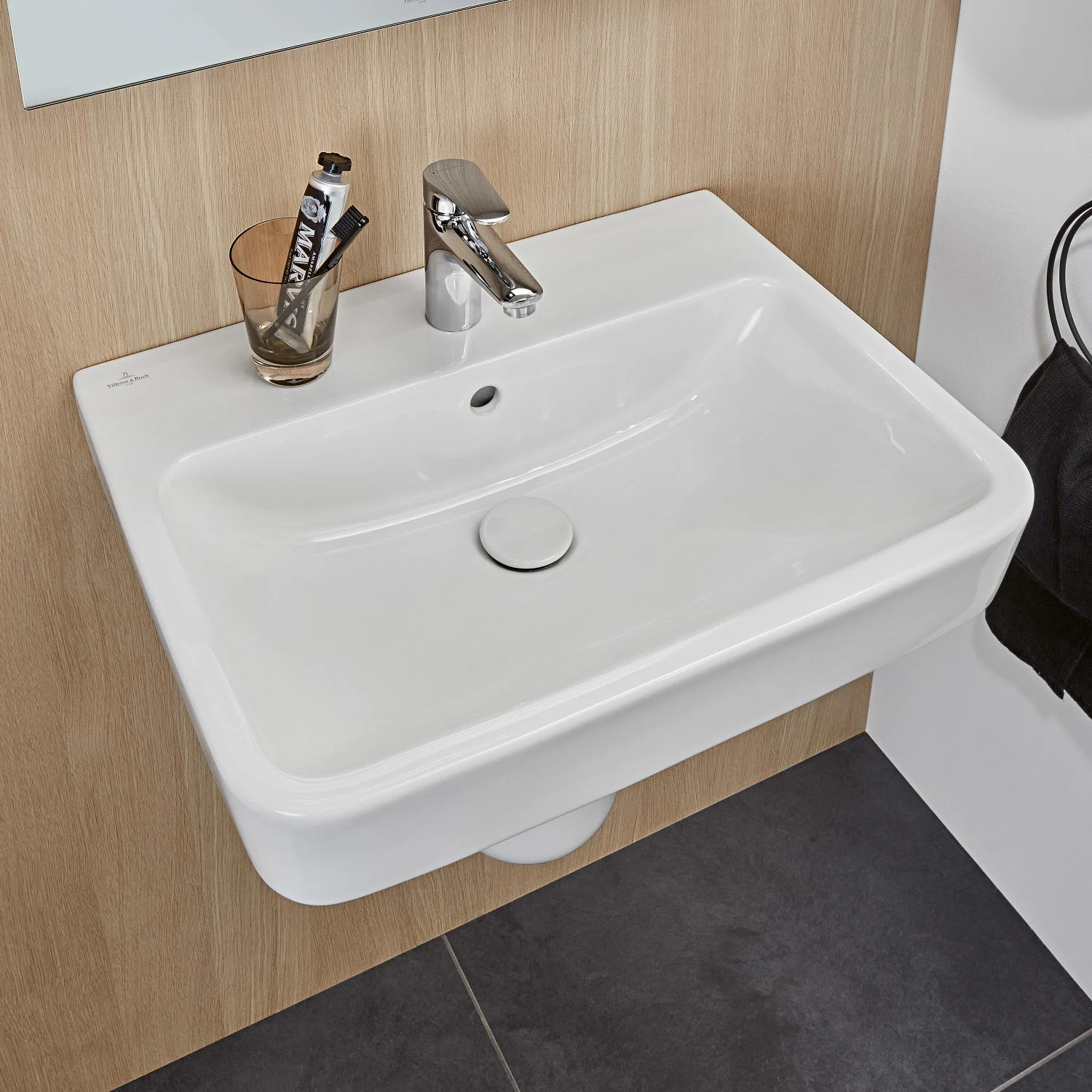 Biała umywalka z baterią w zbliżeniu, Villeroy & Boch