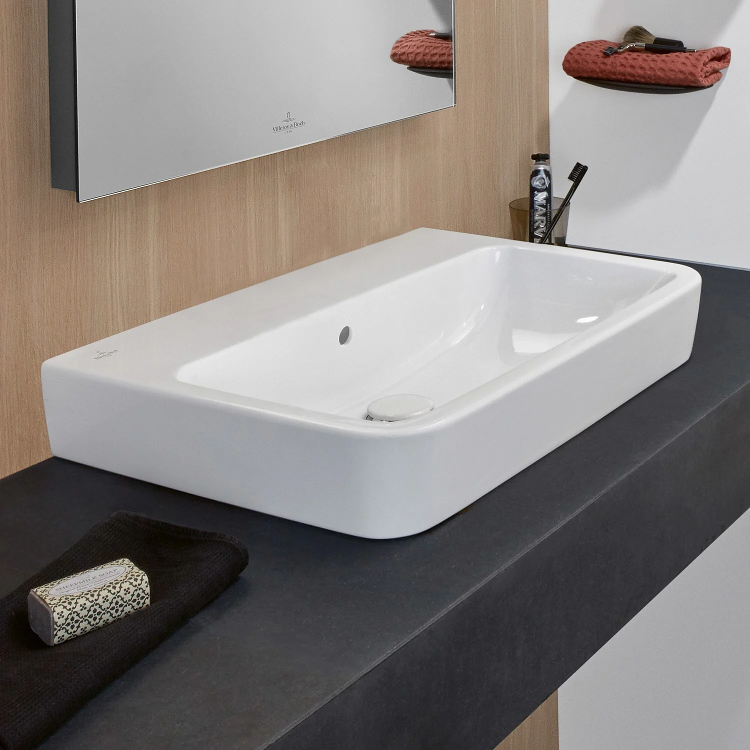 Biała umywalka na ciemnym blacie, Villeroy & Boch