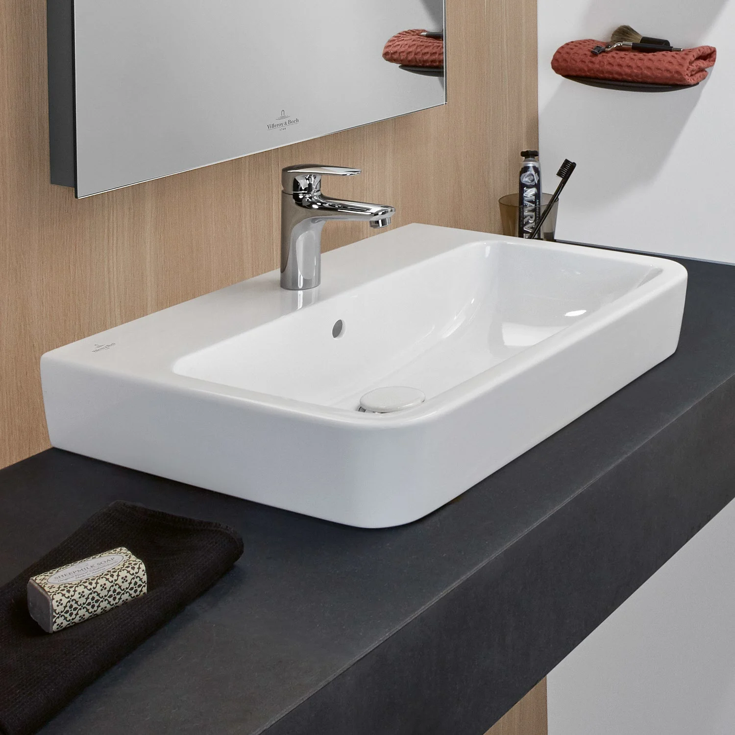 Biała umywalka z baterią w zbliżeniu, Villeroy & Boch