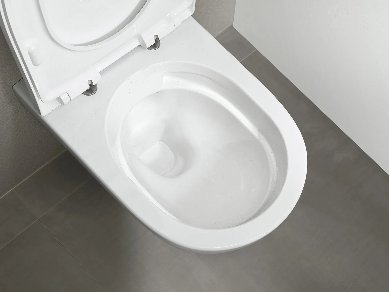 Wisząca toaleta w nowoczesnej łazience, Villeroy & Boch