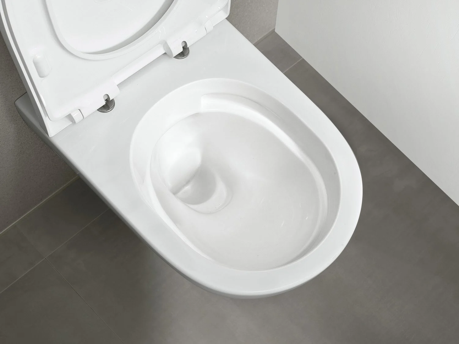 Wisząca toaleta w nowoczesnej łazience, Villeroy & Boch