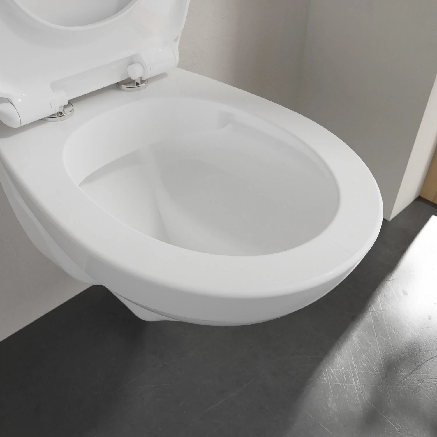 Biała toaleta z otwartą pokrywą w łazience, Villeroy & Boch