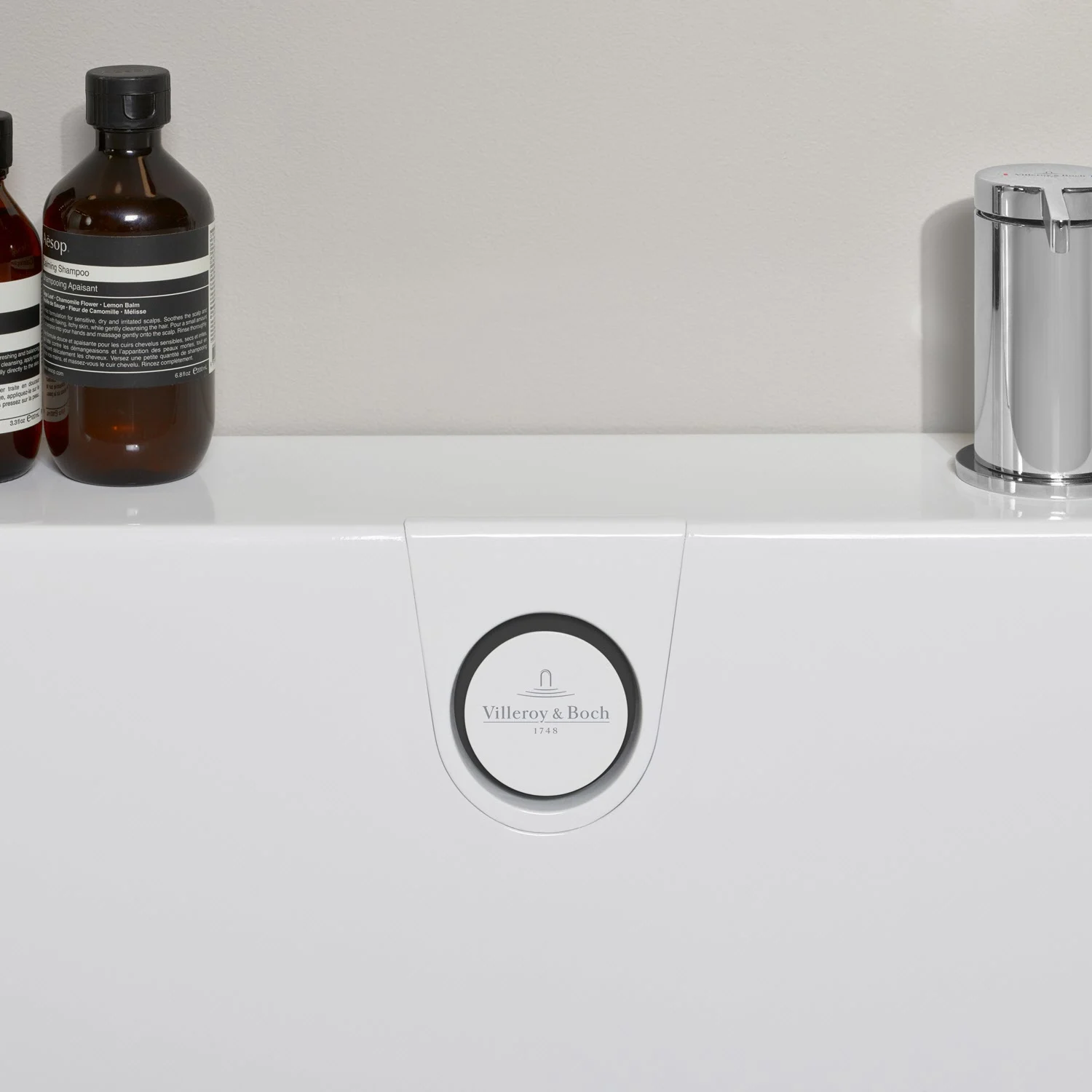 Zbliżenie wanny z akcesoriami, Villeroy & Boch
