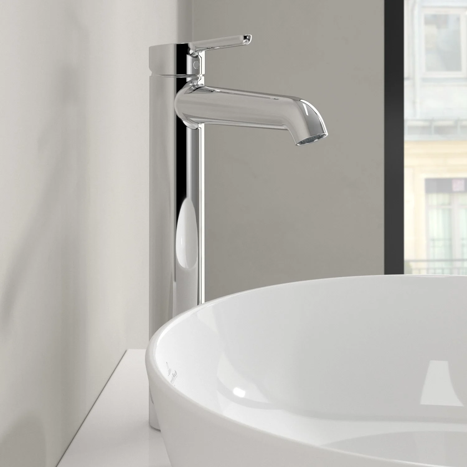Chromowany kran obok okrągłej umywalki, Villeroy & Boch