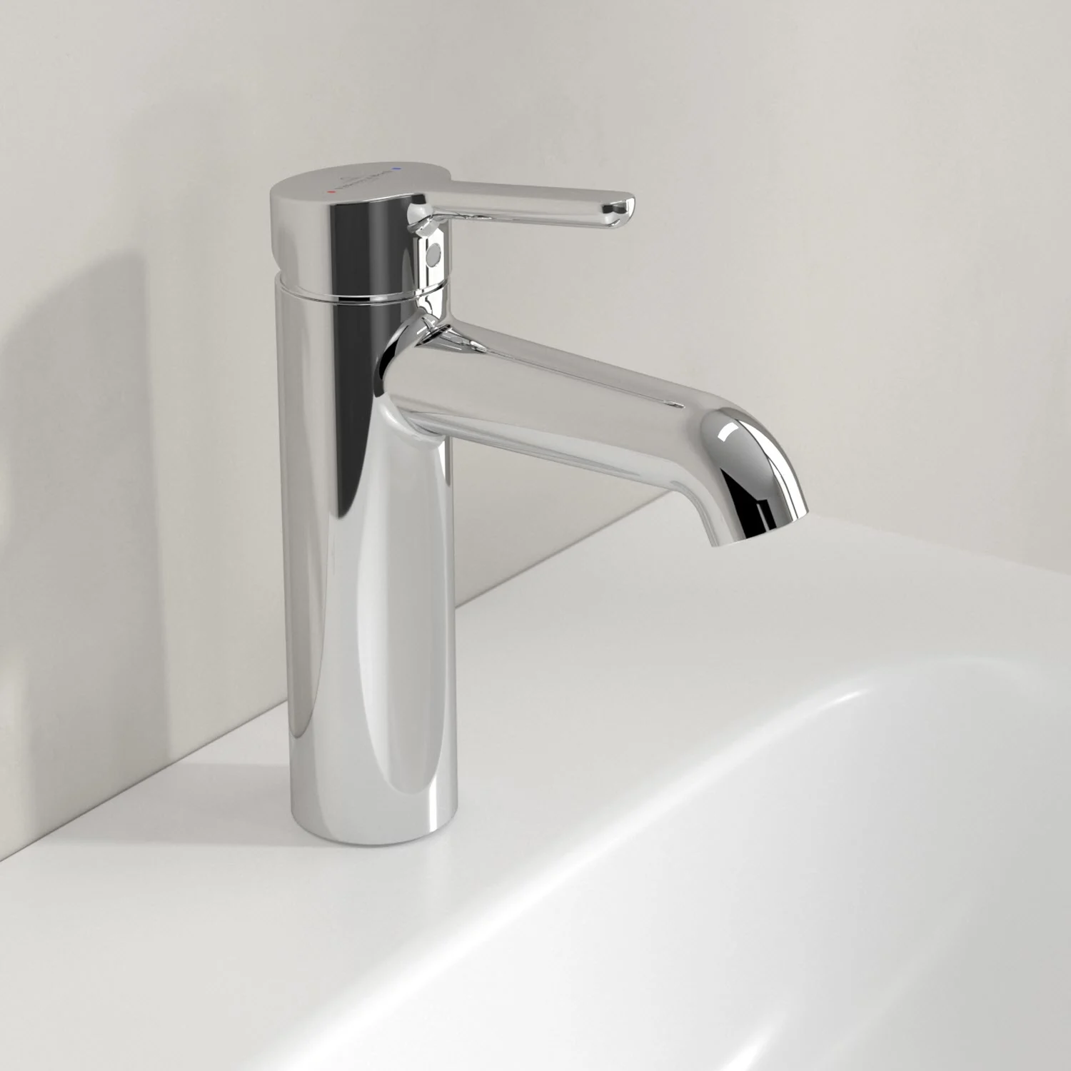 Chromowany kran na białej umywalce, Villeroy & Boch