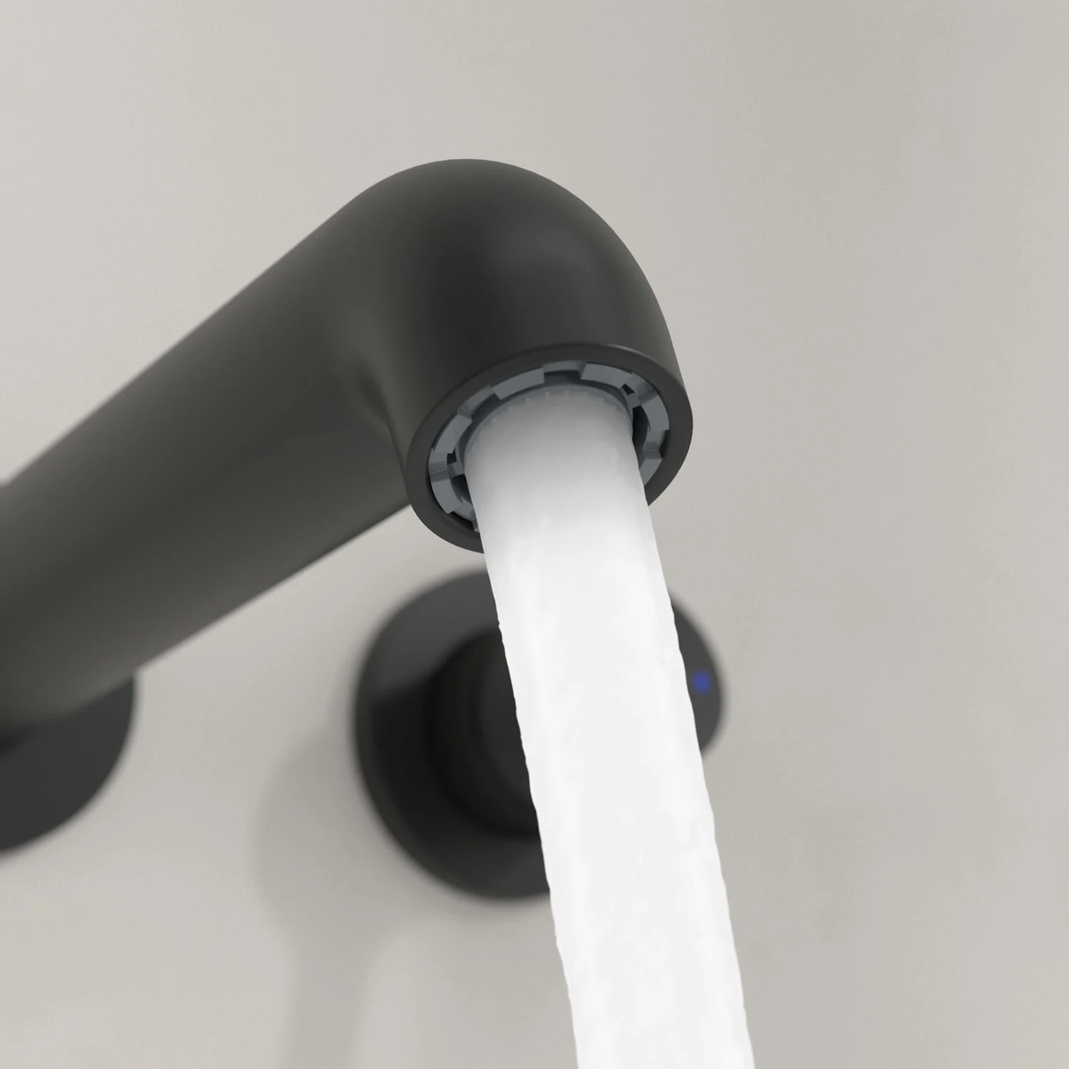 Czarna bateria z płynącą wodą zbliżenie, Villeroy & Boch