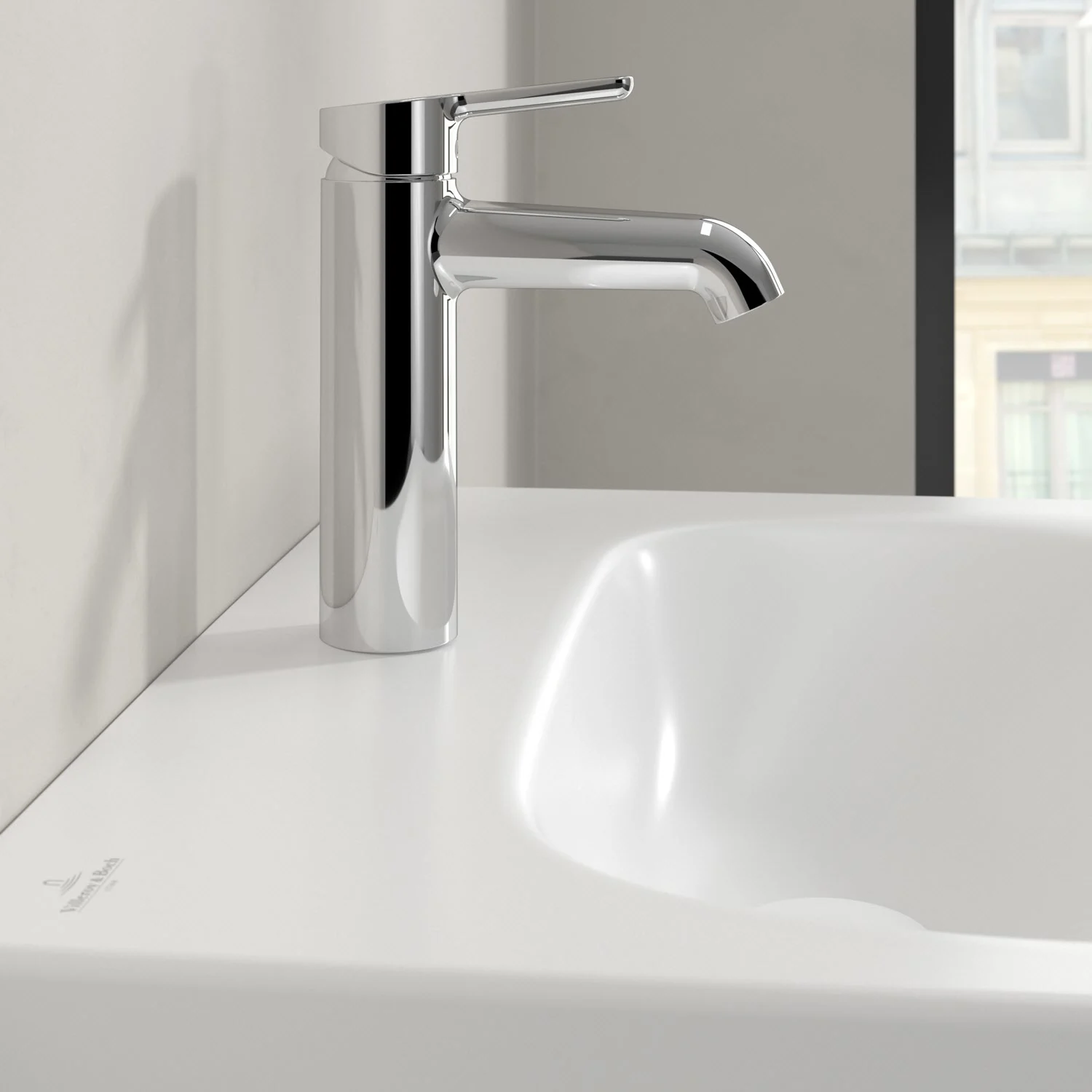 Chromowana bateria obok białej umywalki, Villeroy & Boch
