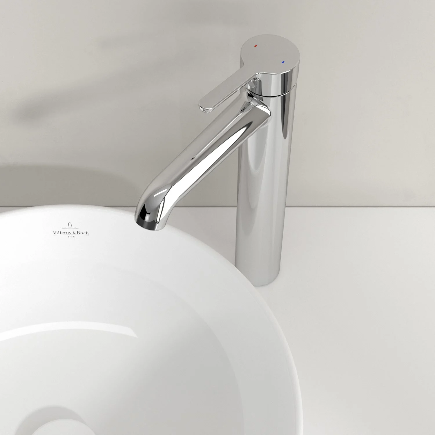 Chromowana bateria nad okrągłą umywalką, Villeroy & Boch