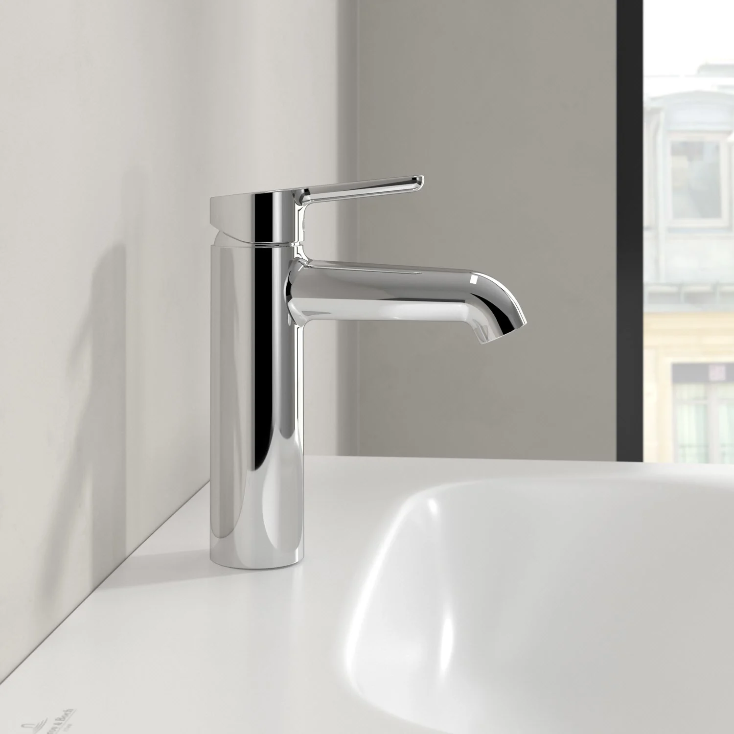 Chromowana bateria obok białej umywalki, Villeroy & Boch