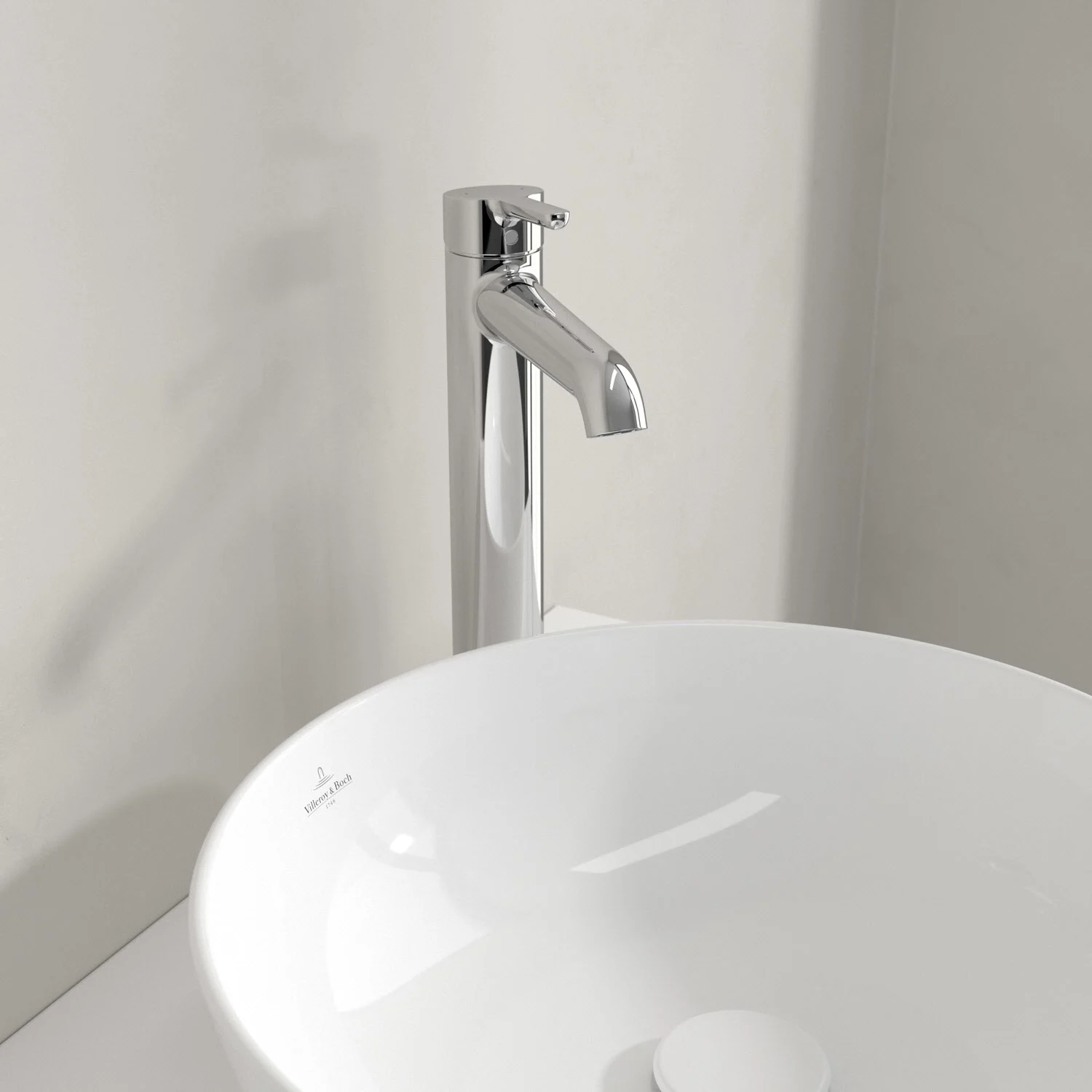 Chromowana wysoka bateria obok okrągłej umywalki, Villeroy & Boch