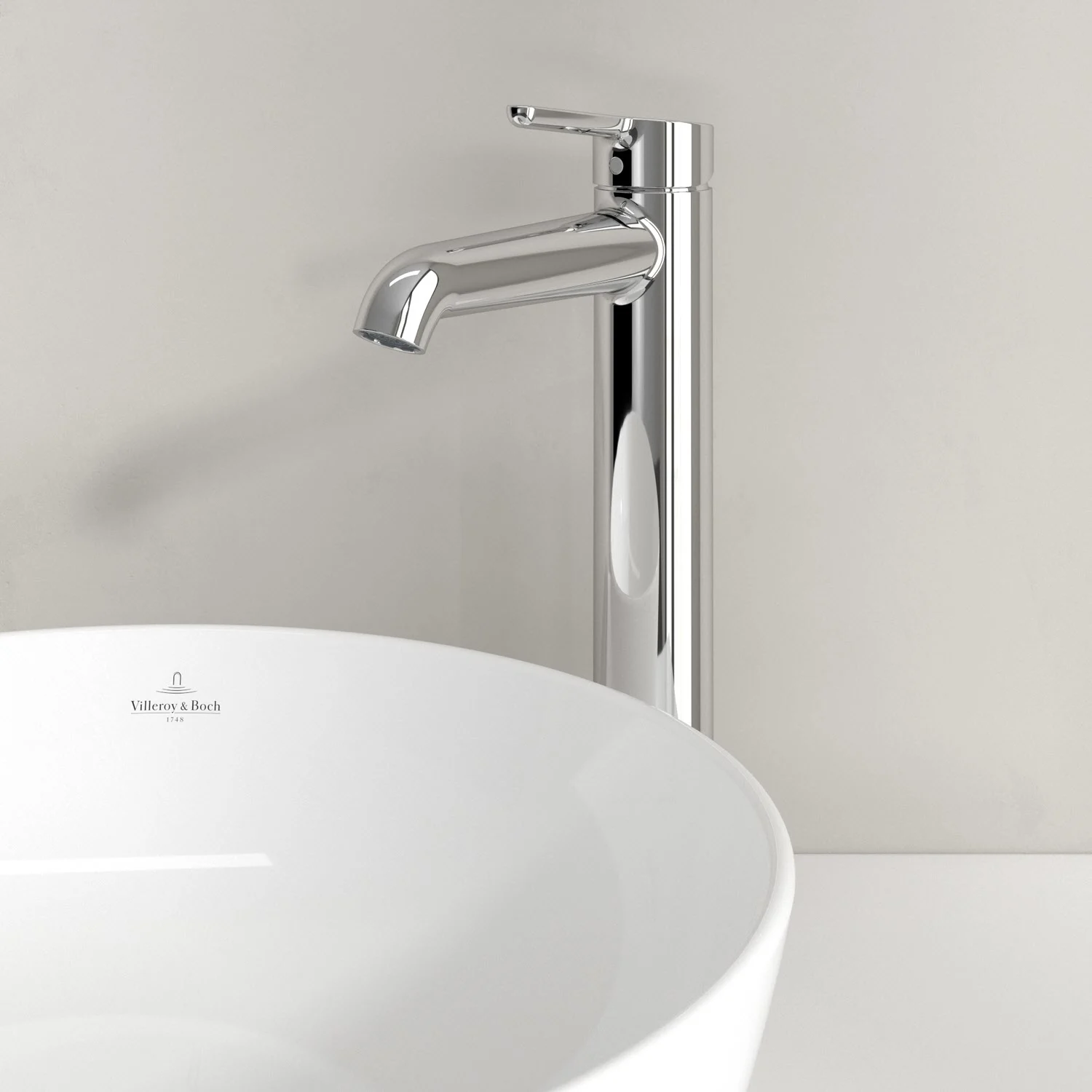 Chromowana bateria obok białej umywalki, Villeroy & Boch