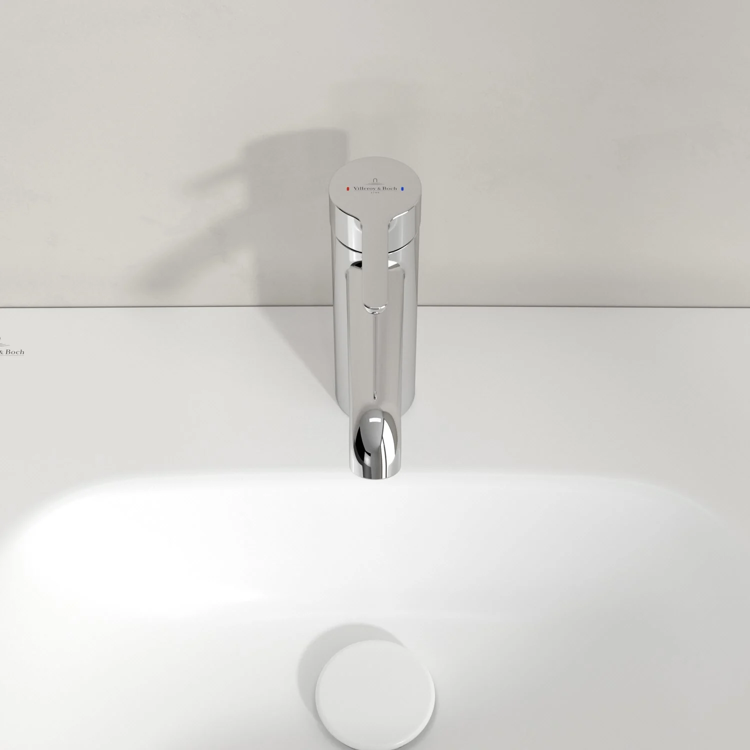 Chromowana bateria nad białą umywalką, Villeroy & Boch