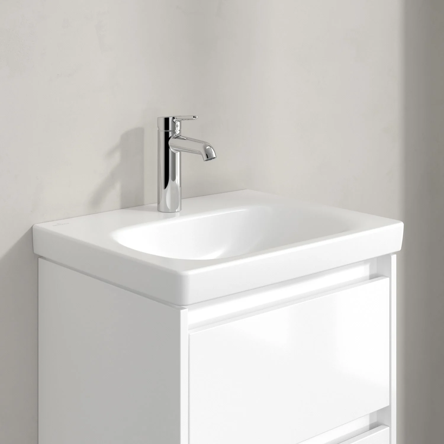Chromowana bateria na białej umywalce, Villeroy & Boch