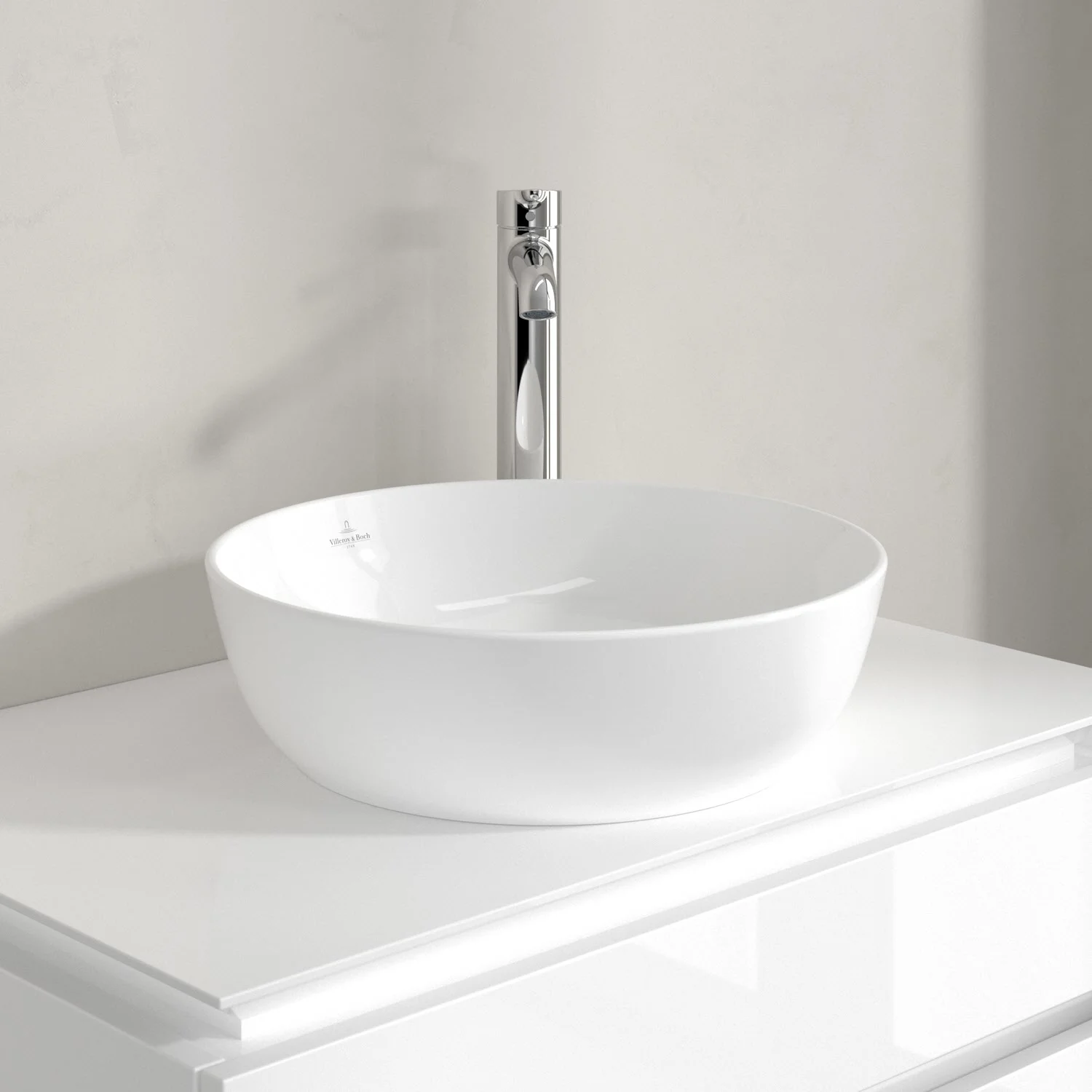Umywalka nablatowa z chromowaną baterią na szafce, Villeroy & Boch