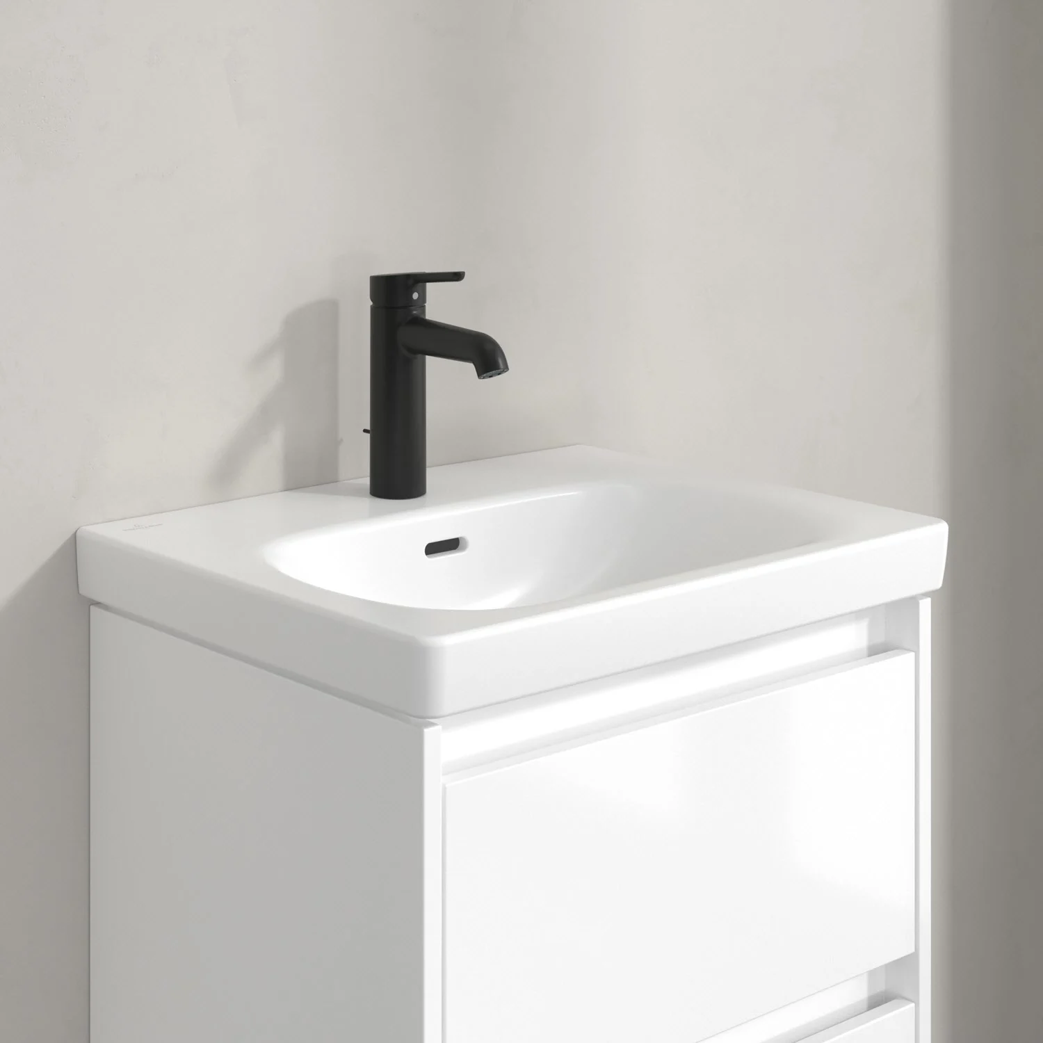 Umywalka z czarną baterią na szafce, Villeroy & Boch