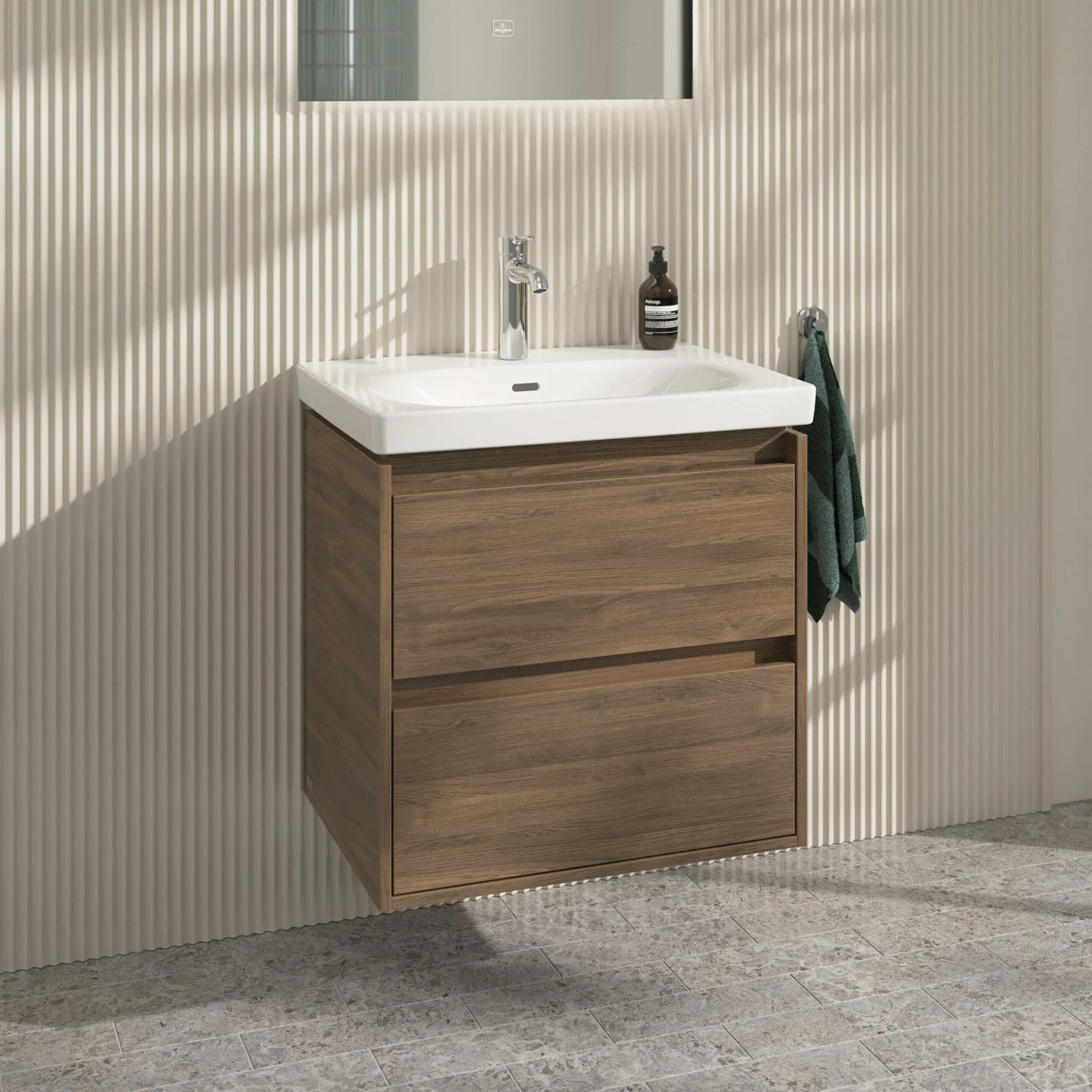 Ciemnobrązowa umywalka z szufladami w łazience, Villeroy & Boch