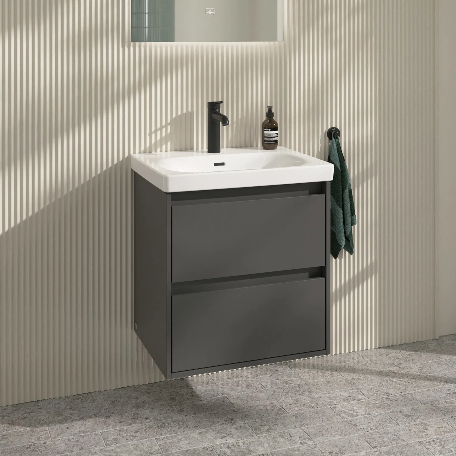 Szara umywalka z lustrem w łazience, Villeroy & Boch